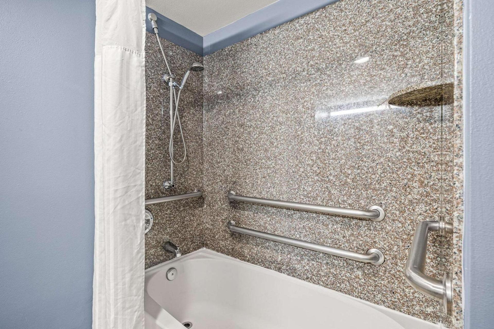 Quality Inn & Suites Tampa near Fairgrounds and Casino photo 14