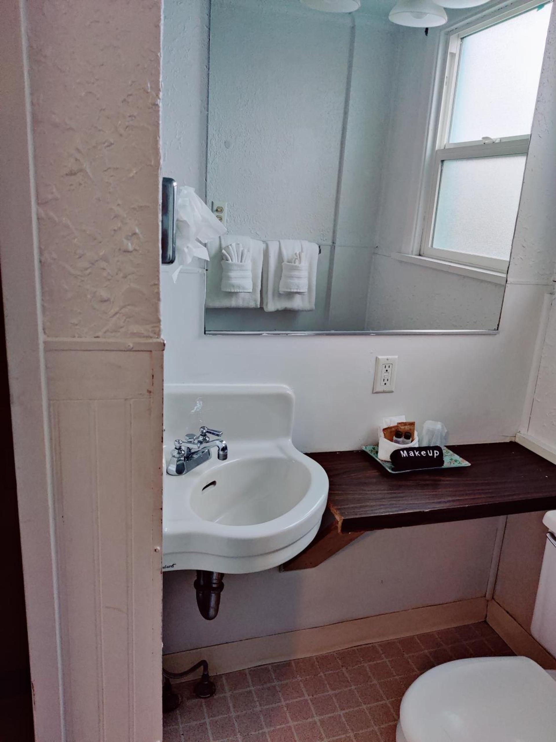 Hillcrest Inn photo 100