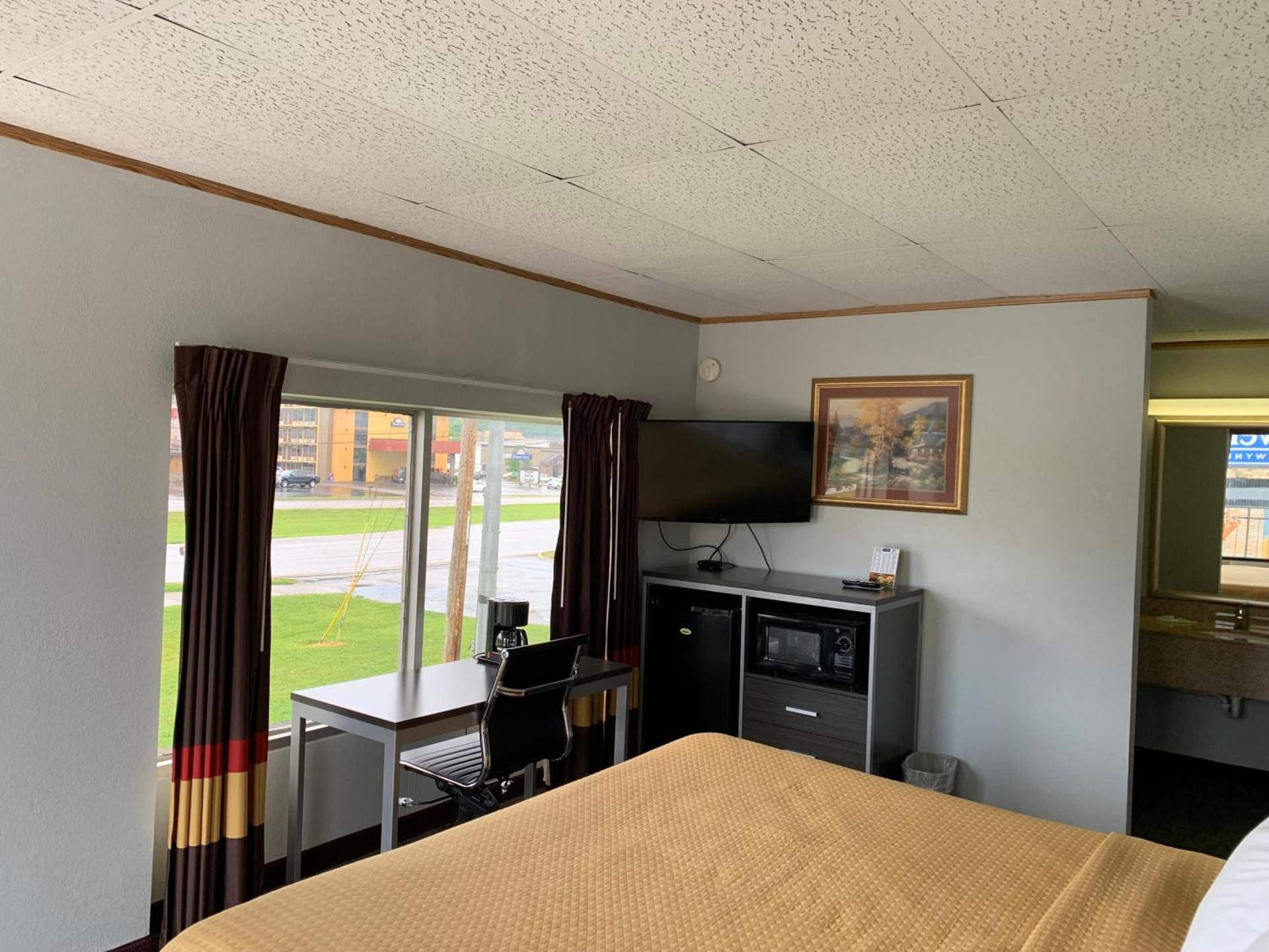 Pigeon Forge Parkway Inn photo 46
