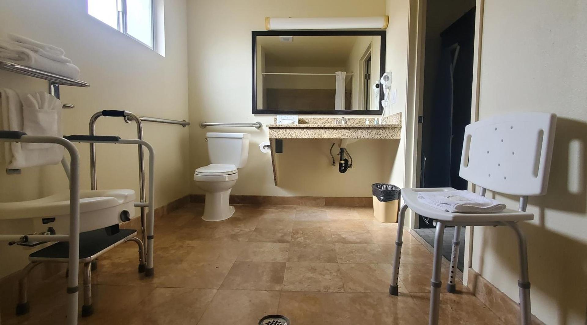 Quality Inn & Suites Anaheim at the Park photo 54