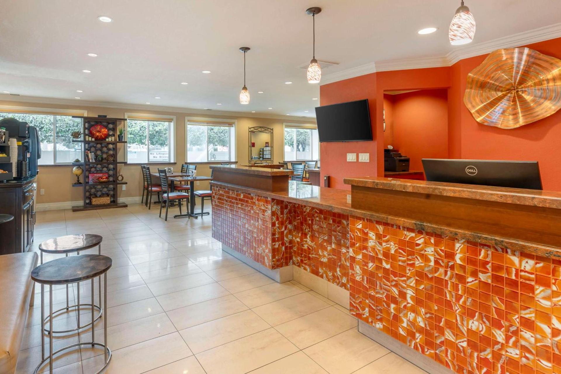 Best Western Plus Airport Plaza photo 2
