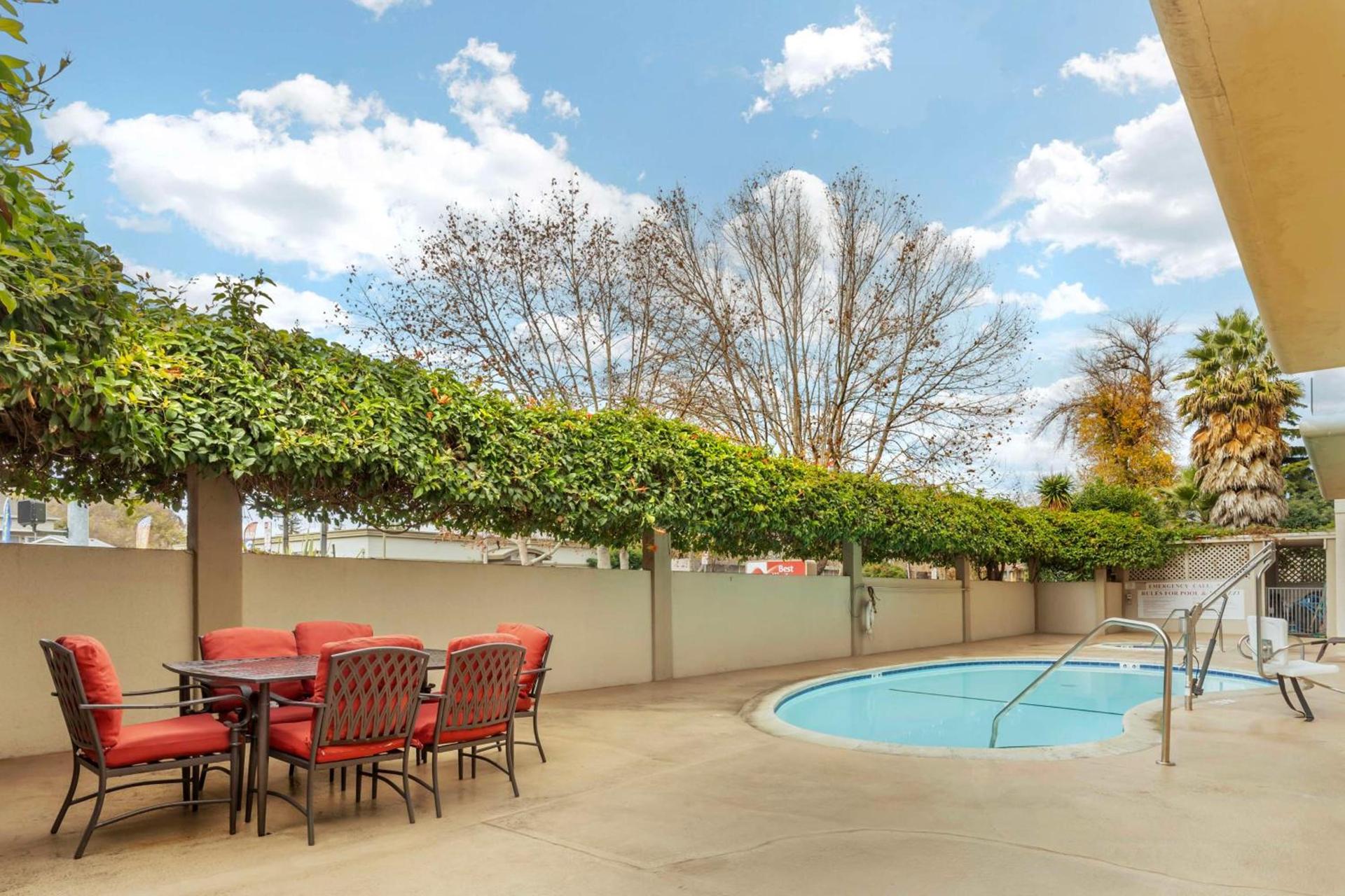 Best Western Plus Airport Plaza photo 37