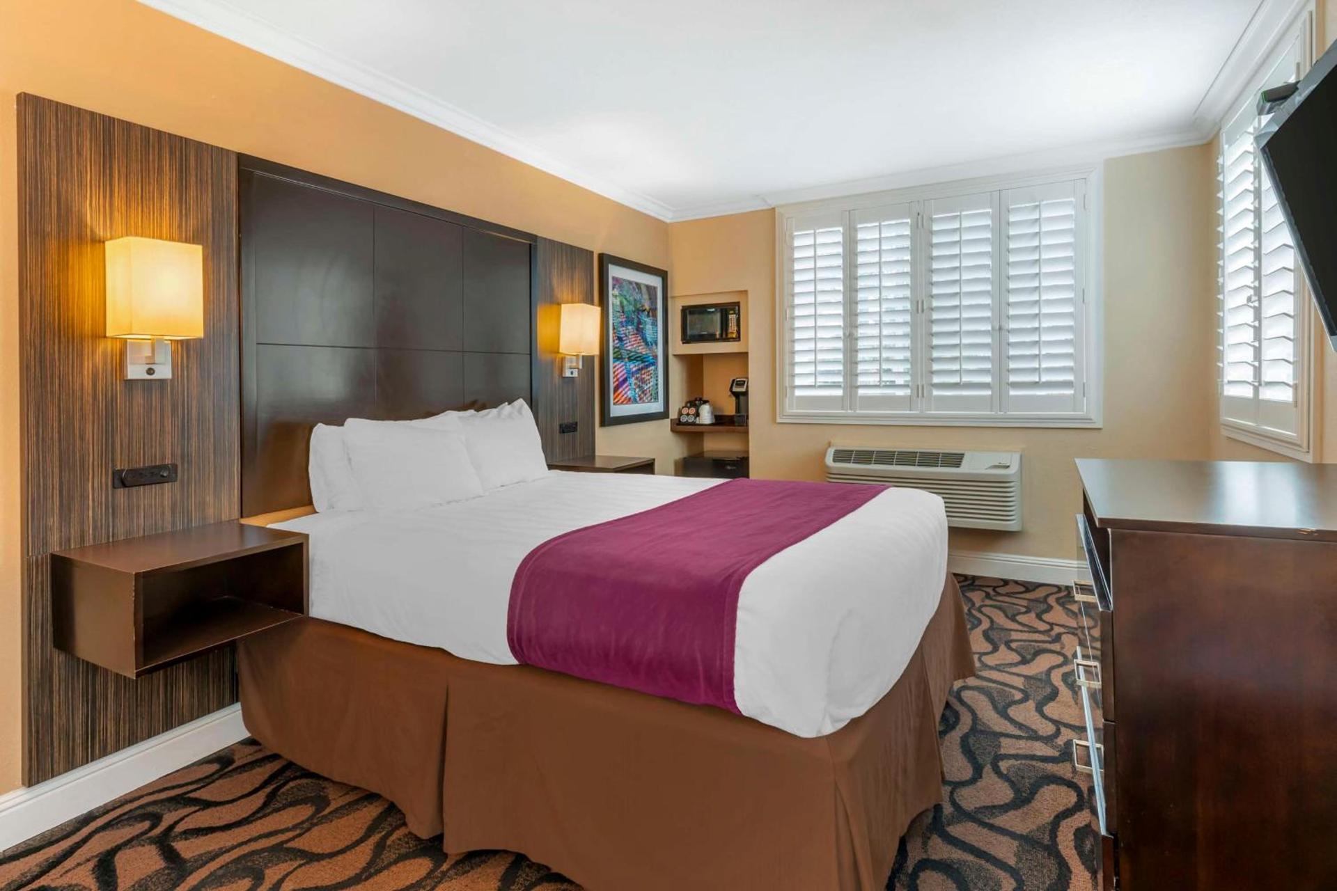 Best Western Plus Airport Plaza photo 23