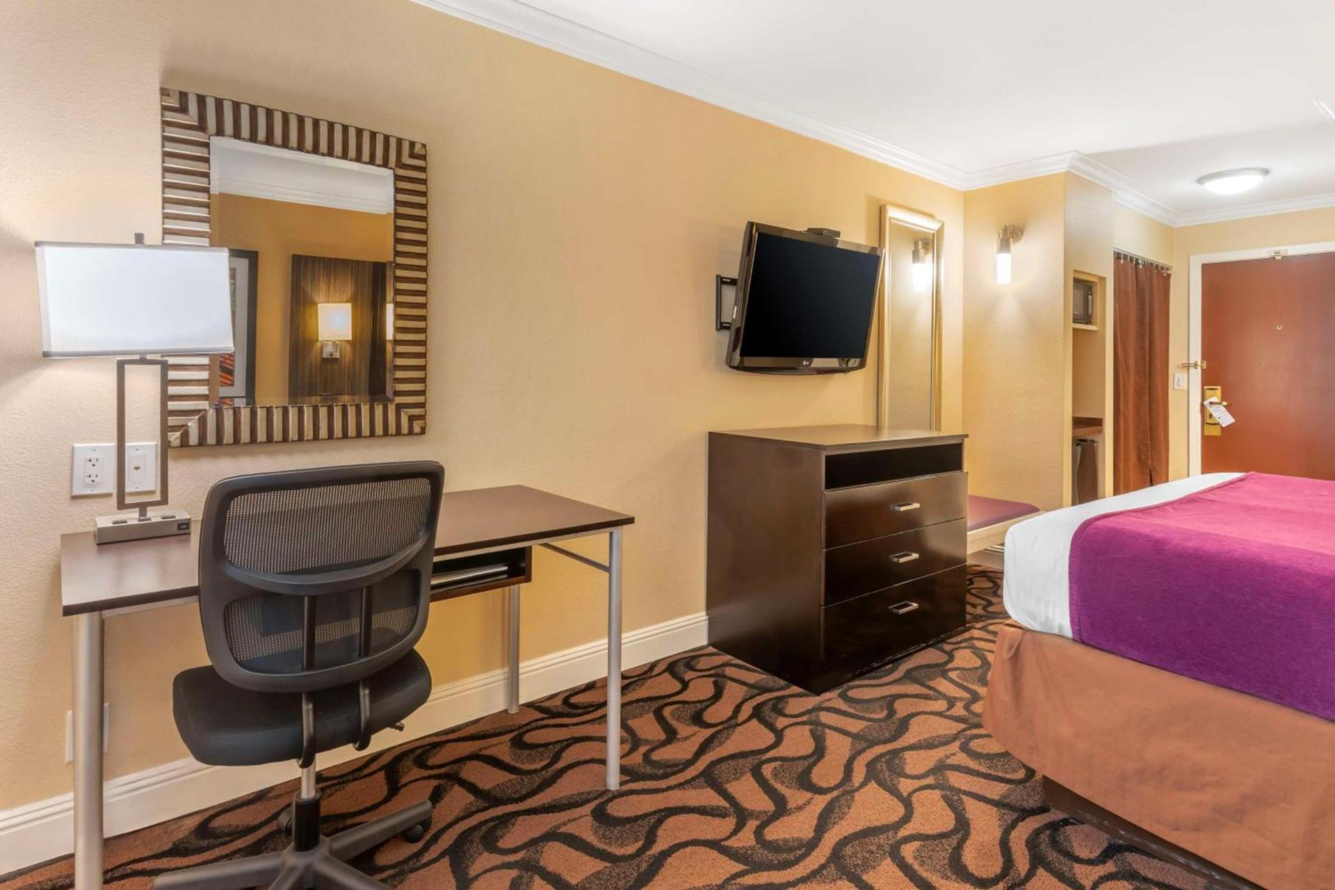 Best Western Plus Airport Plaza photo 26