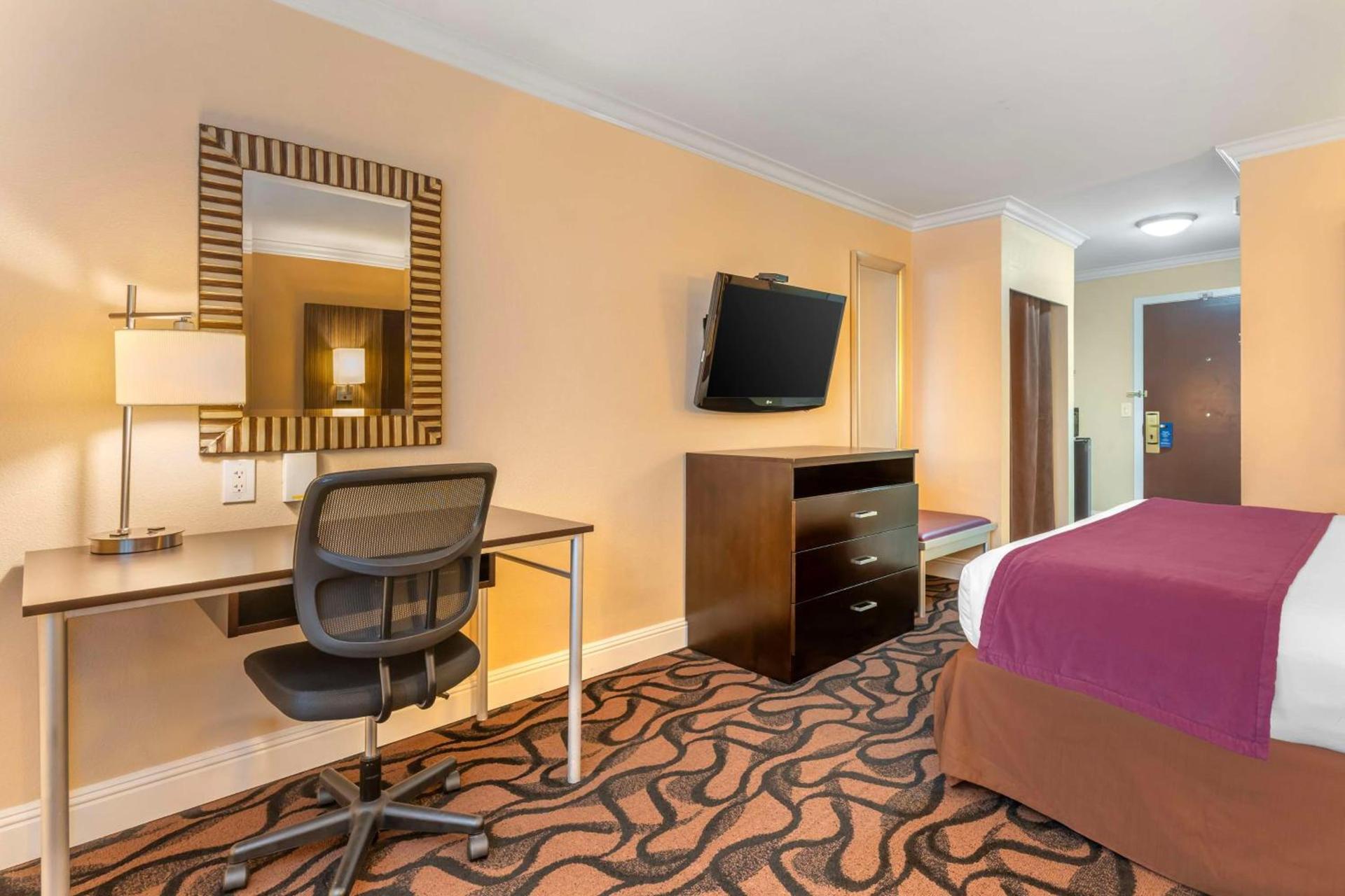 Best Western Plus Airport Plaza photo 30