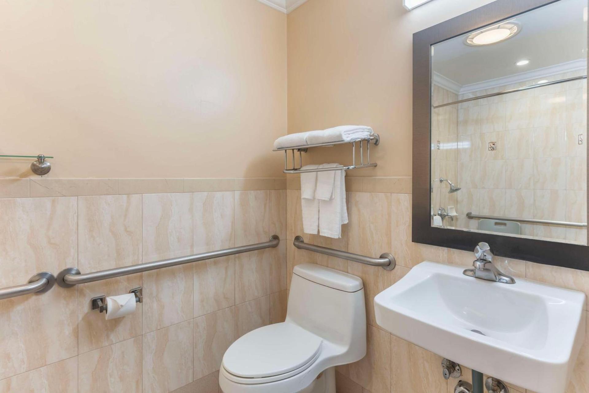 Best Western Plus Airport Plaza photo 34
