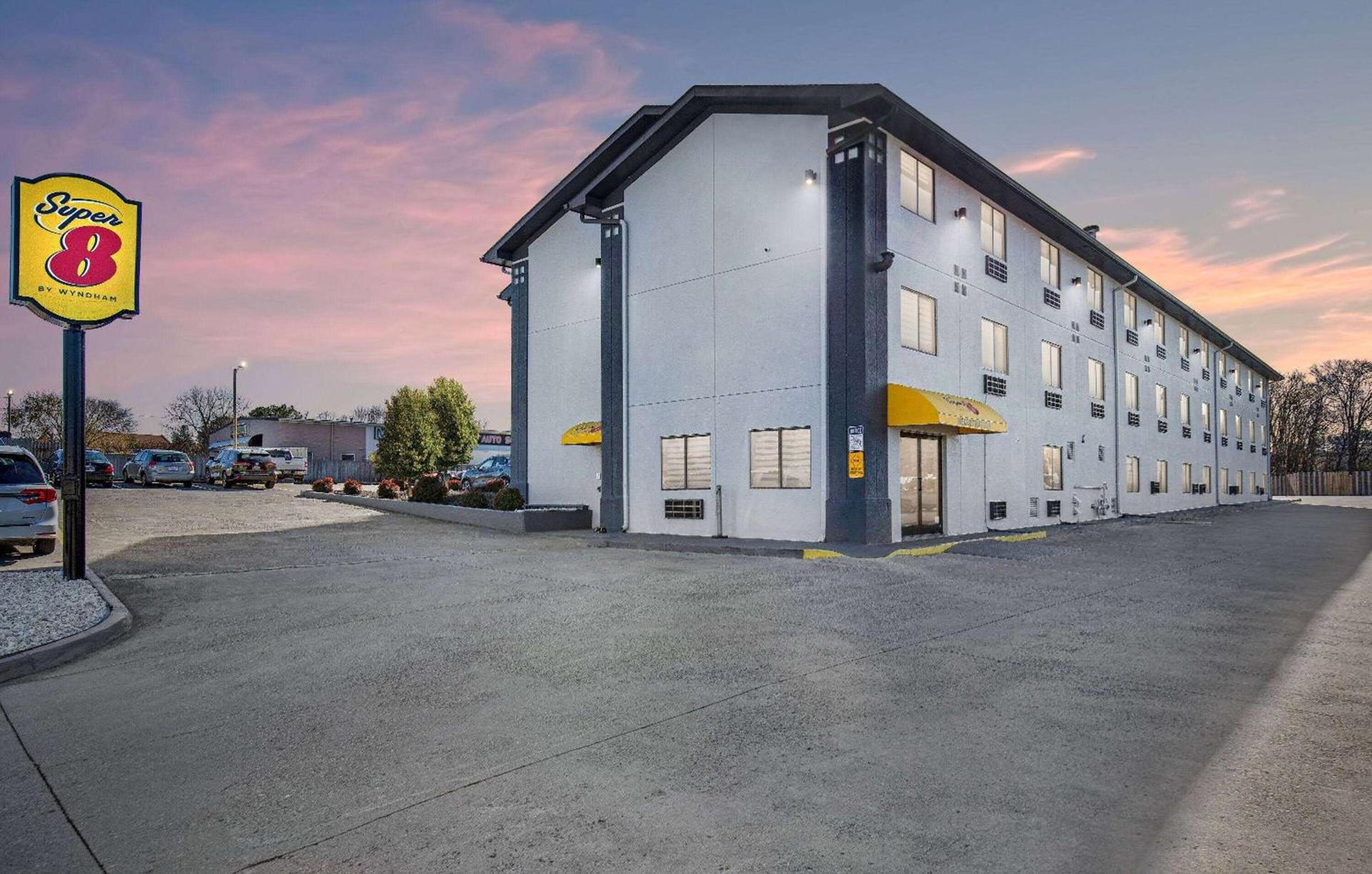 Super 8 by Wyndham Johnson City — hotel in Johnson City