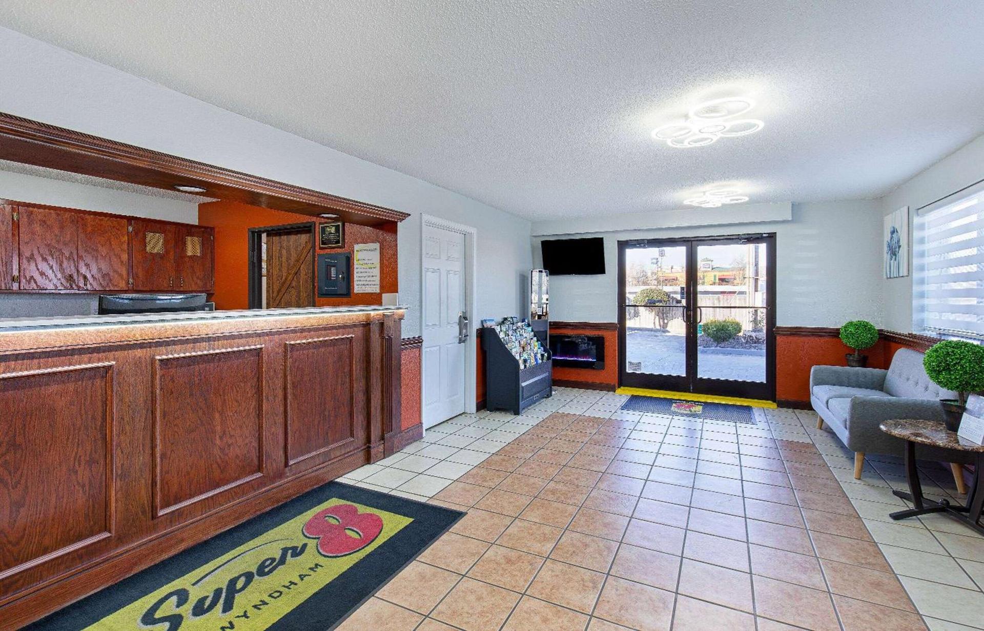 Super 8 by Wyndham Johnson City photo 7