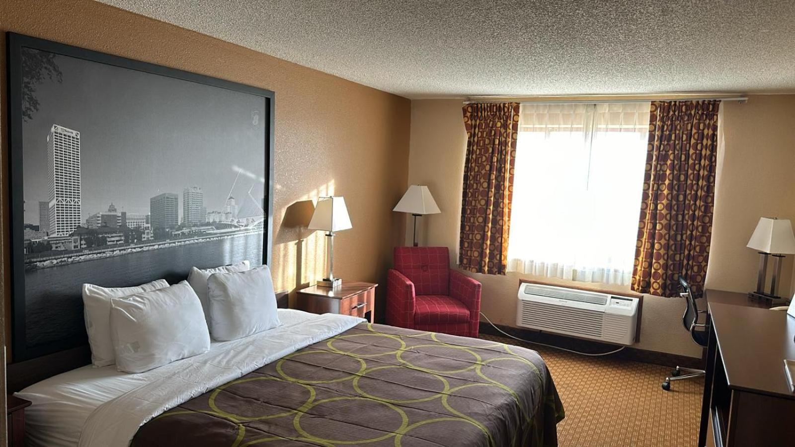 Super 8 by Wyndham Sturtevant Racine photo 25