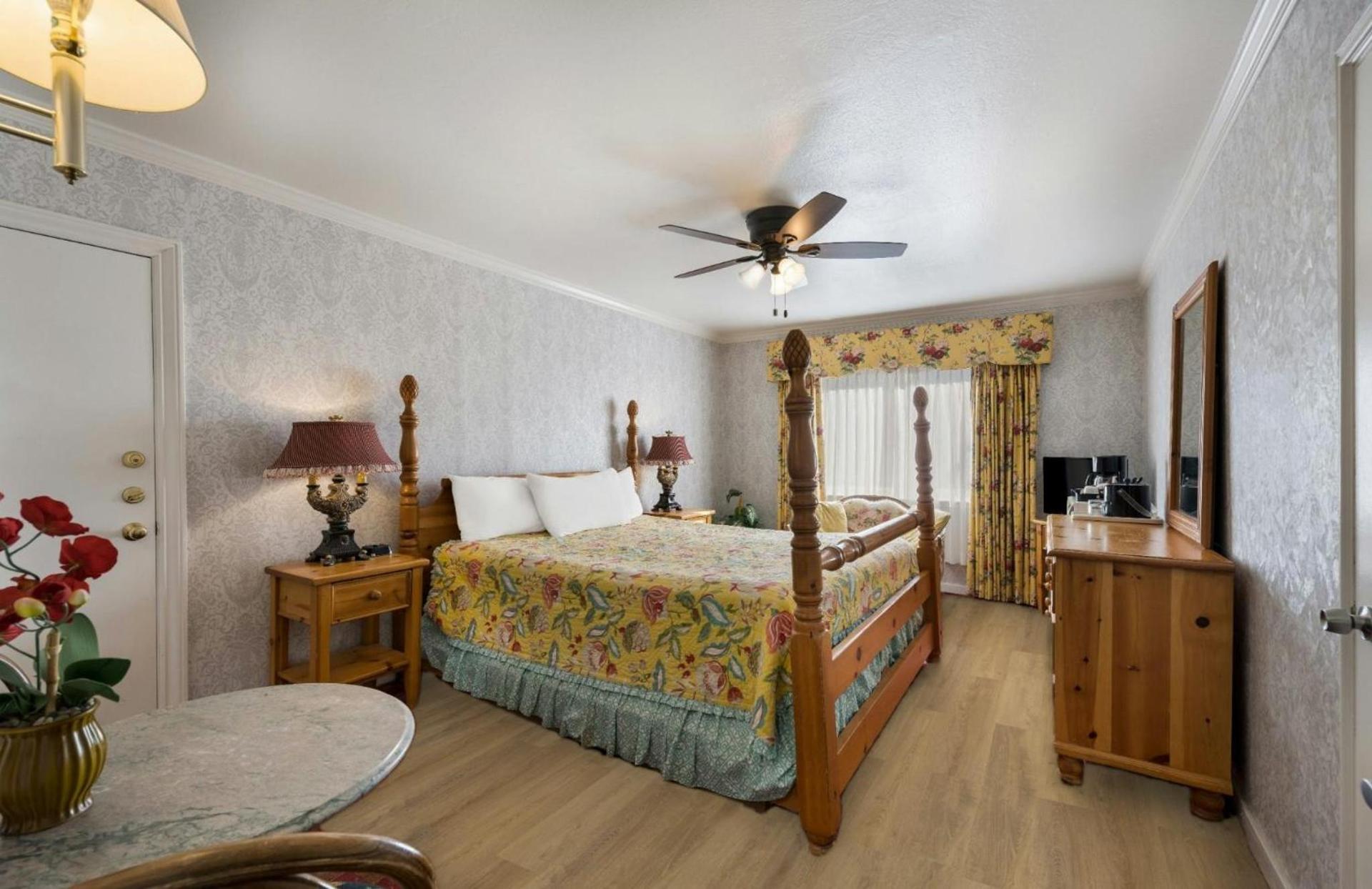 Carmel Inn & Suites photo 14
