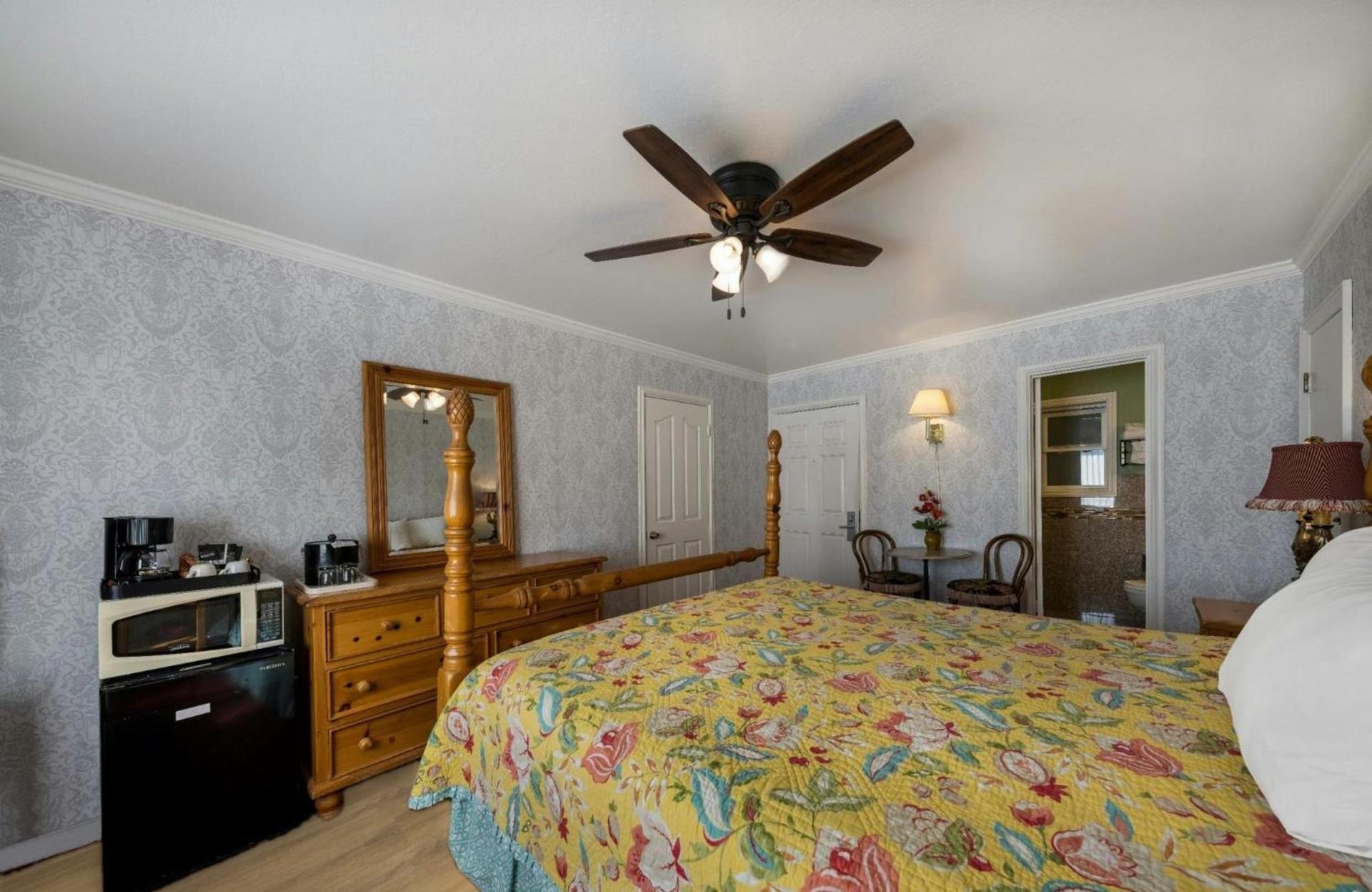 Carmel Inn & Suites photo 15