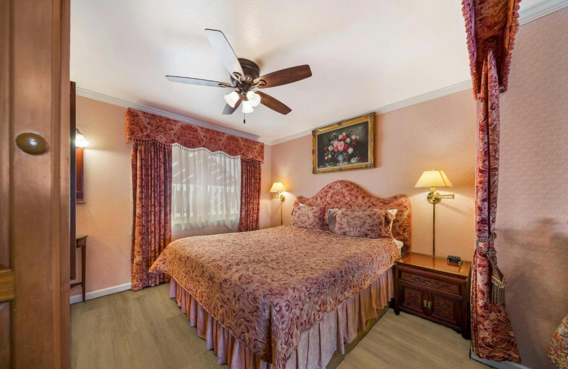 Carmel Inn & Suites photo 16
