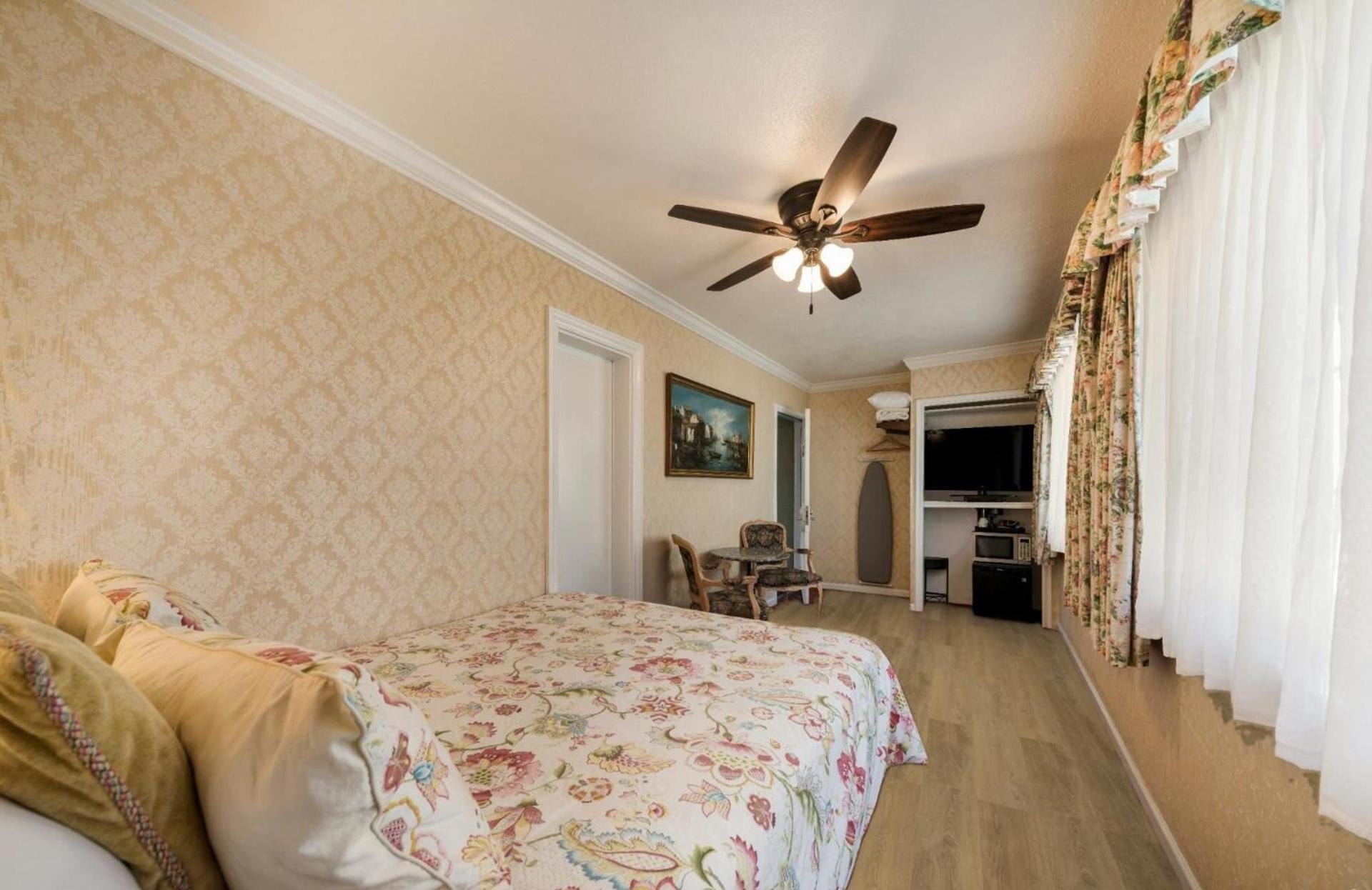 Carmel Inn & Suites photo 24