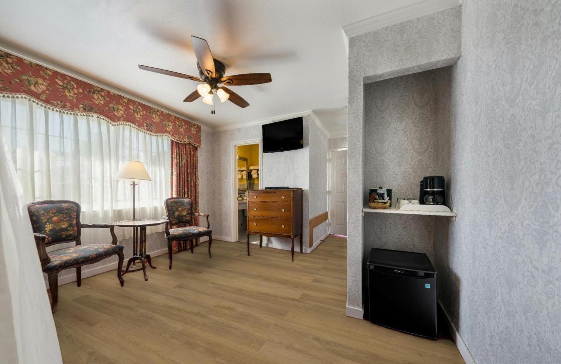 Carmel Inn & Suites photo 28