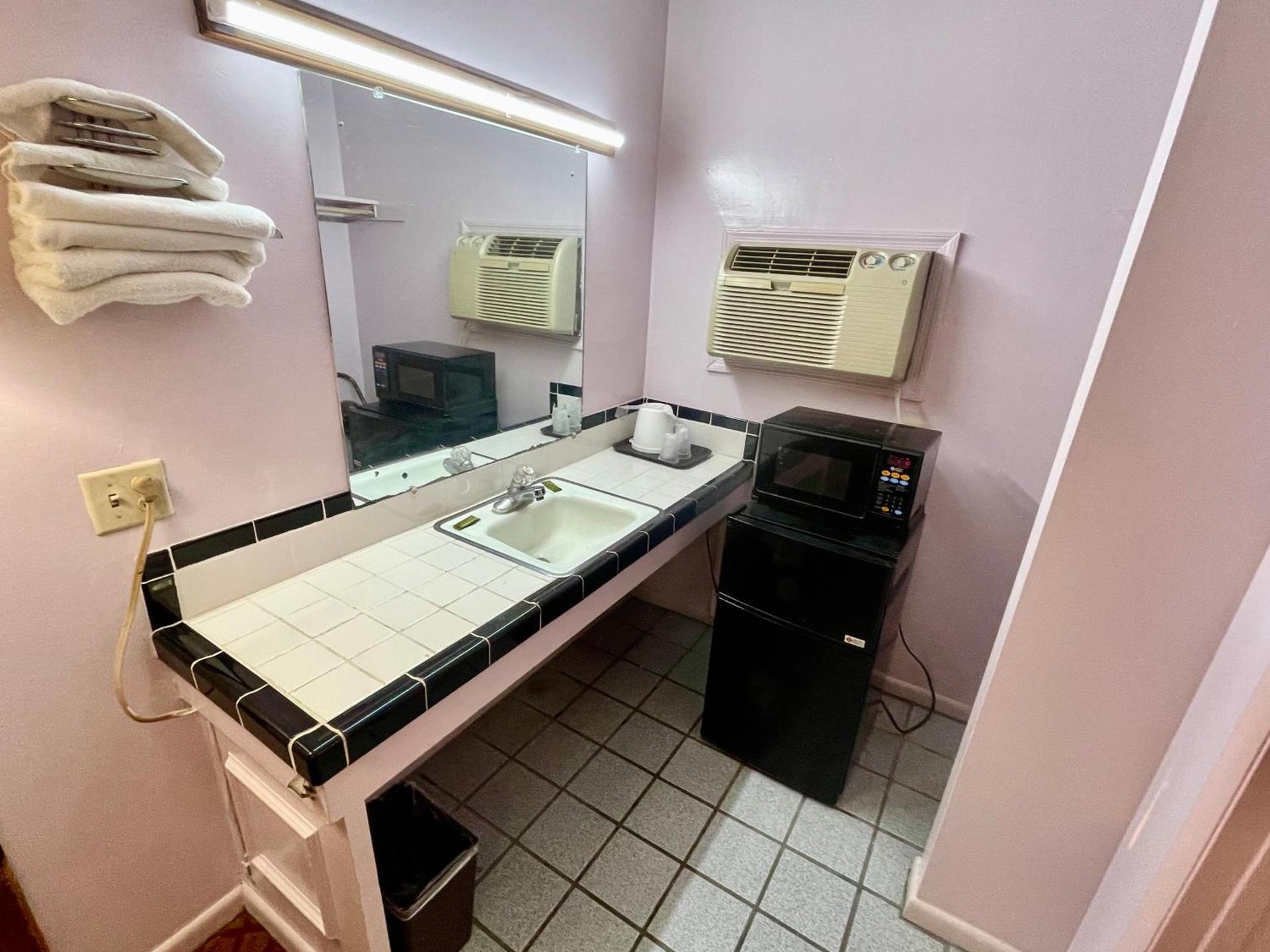 IMPERIAL MOTEL photo 11