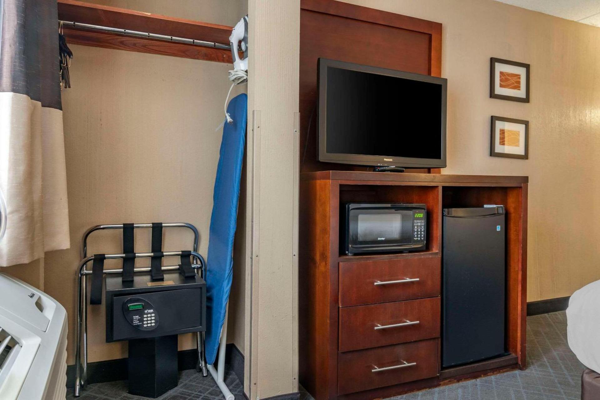 Comfort Inn University photo 27