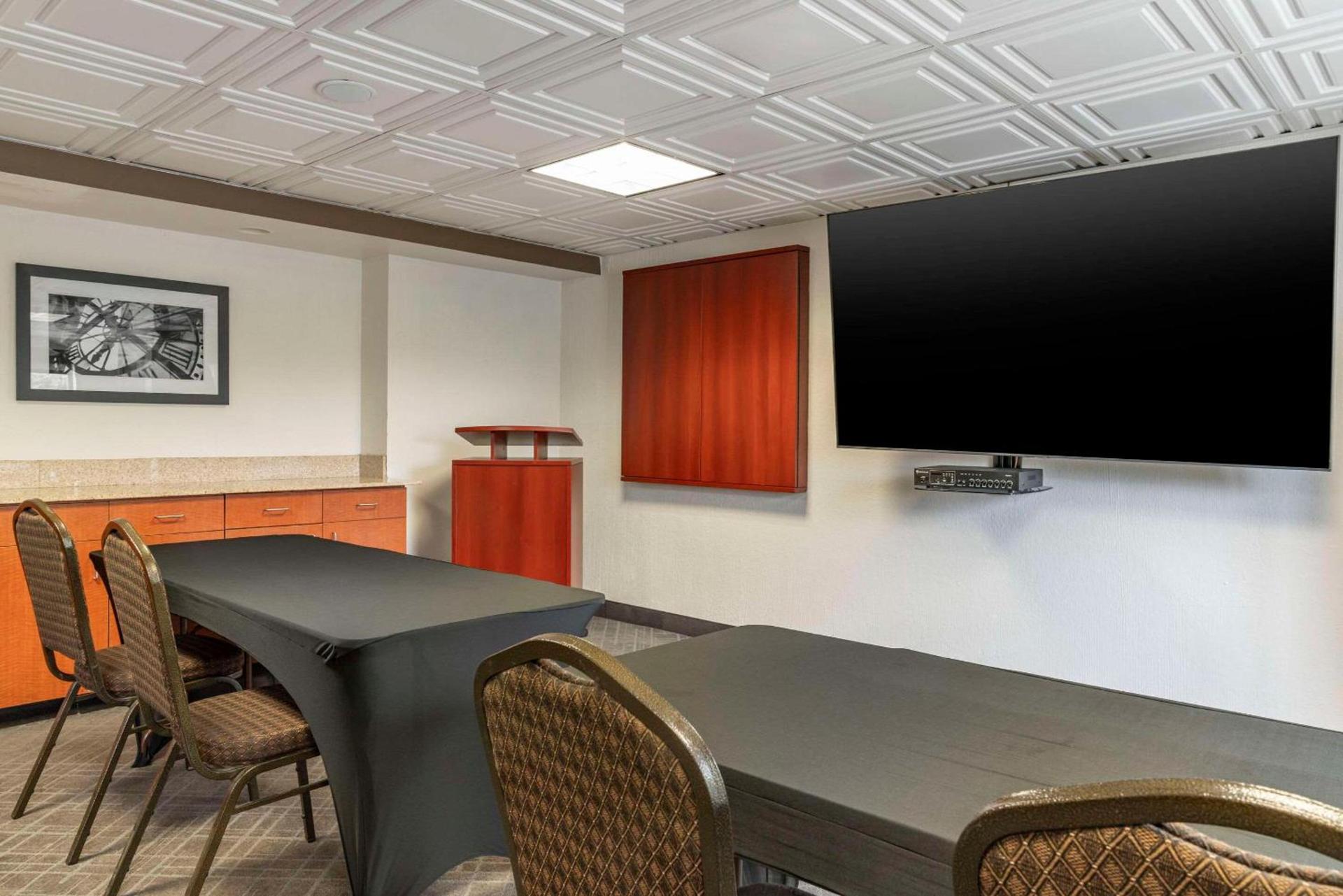 Comfort Inn University photo 30