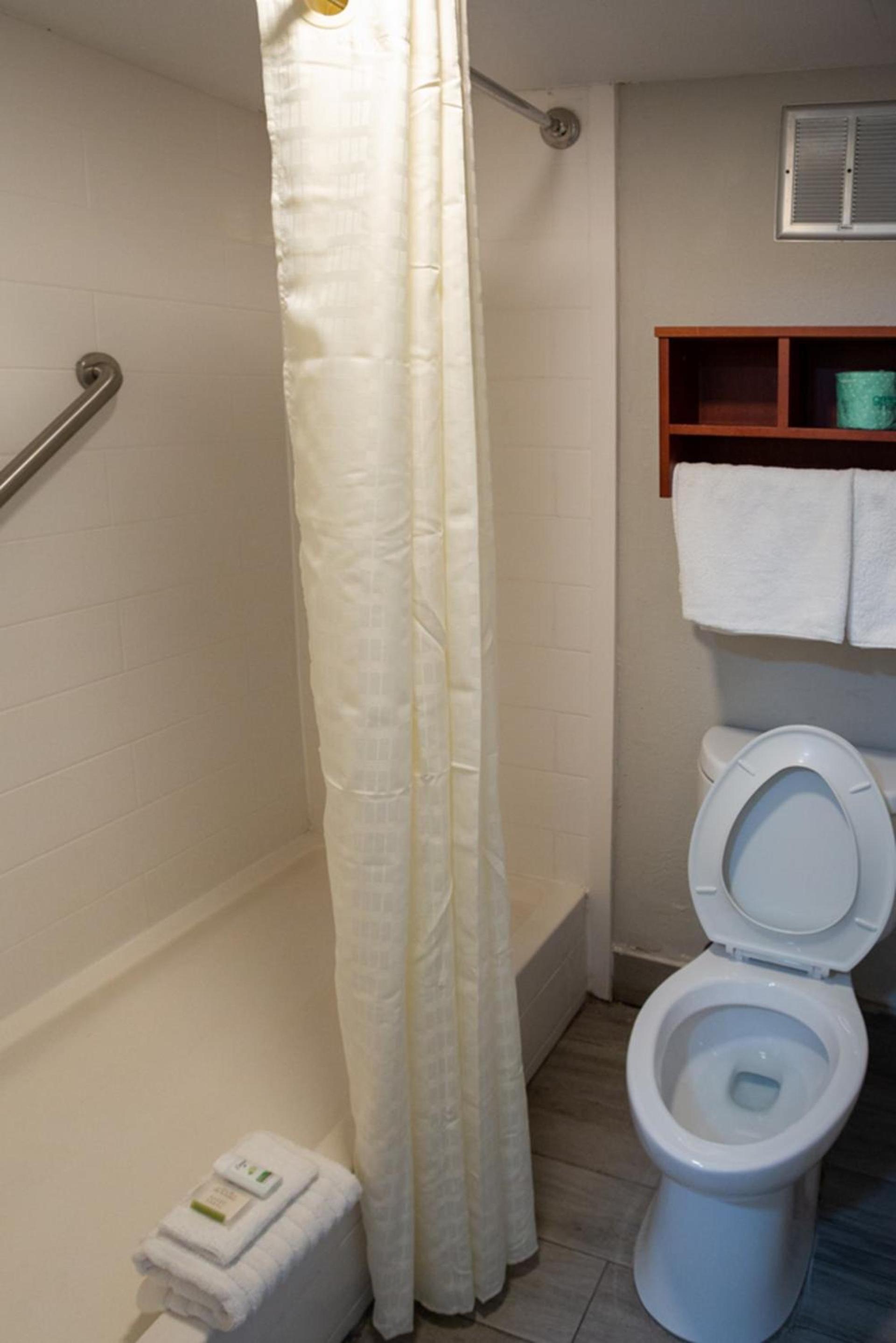 Baymont by Wyndham Austin University Area photo 25