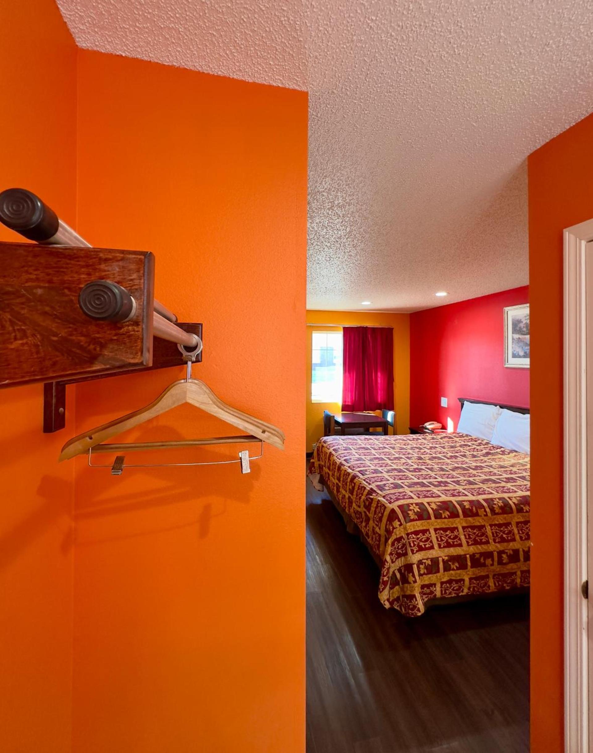 Razorback Inn photo 10