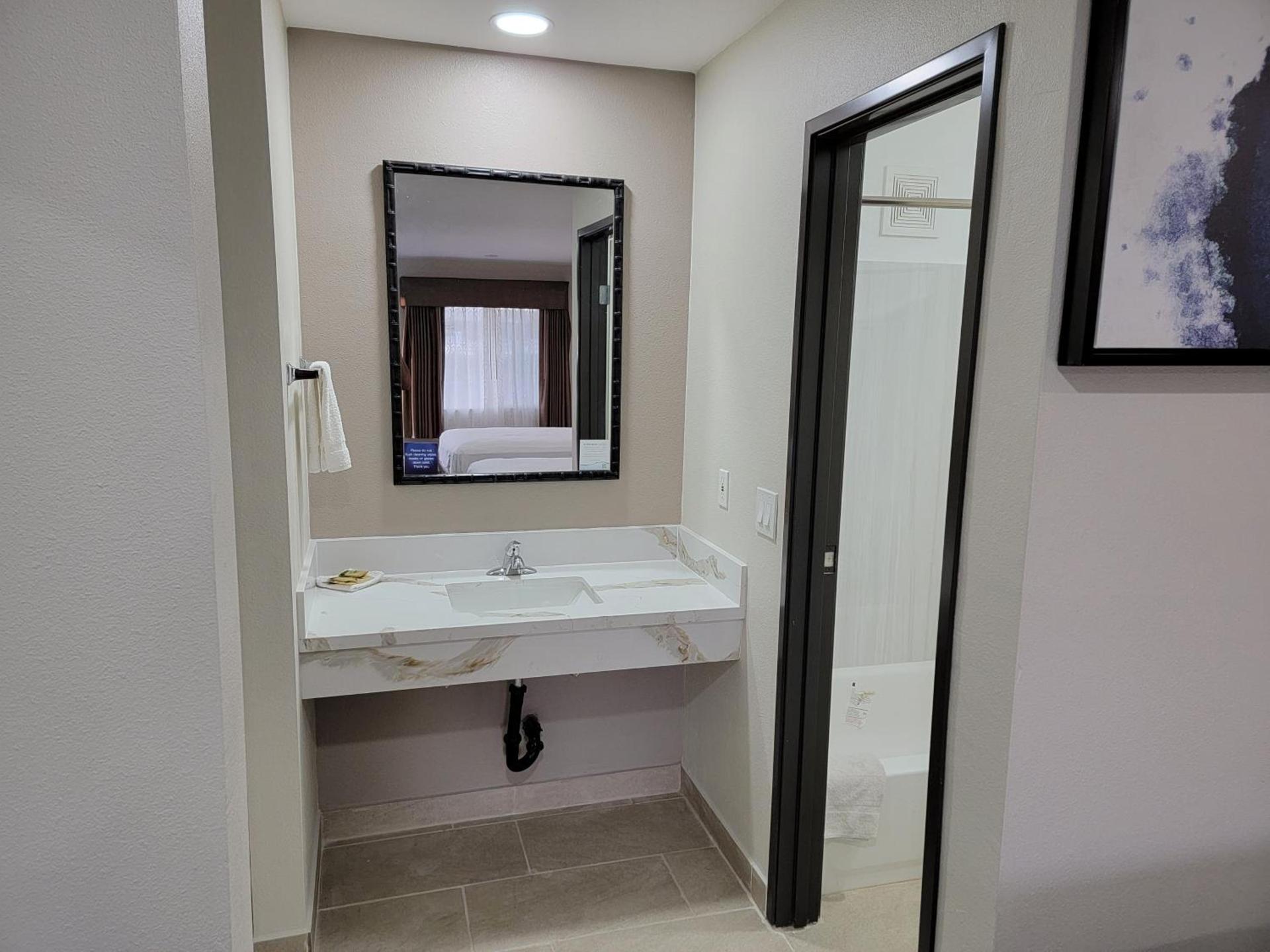 Travelodge by Wyndham Buena Park photo 6