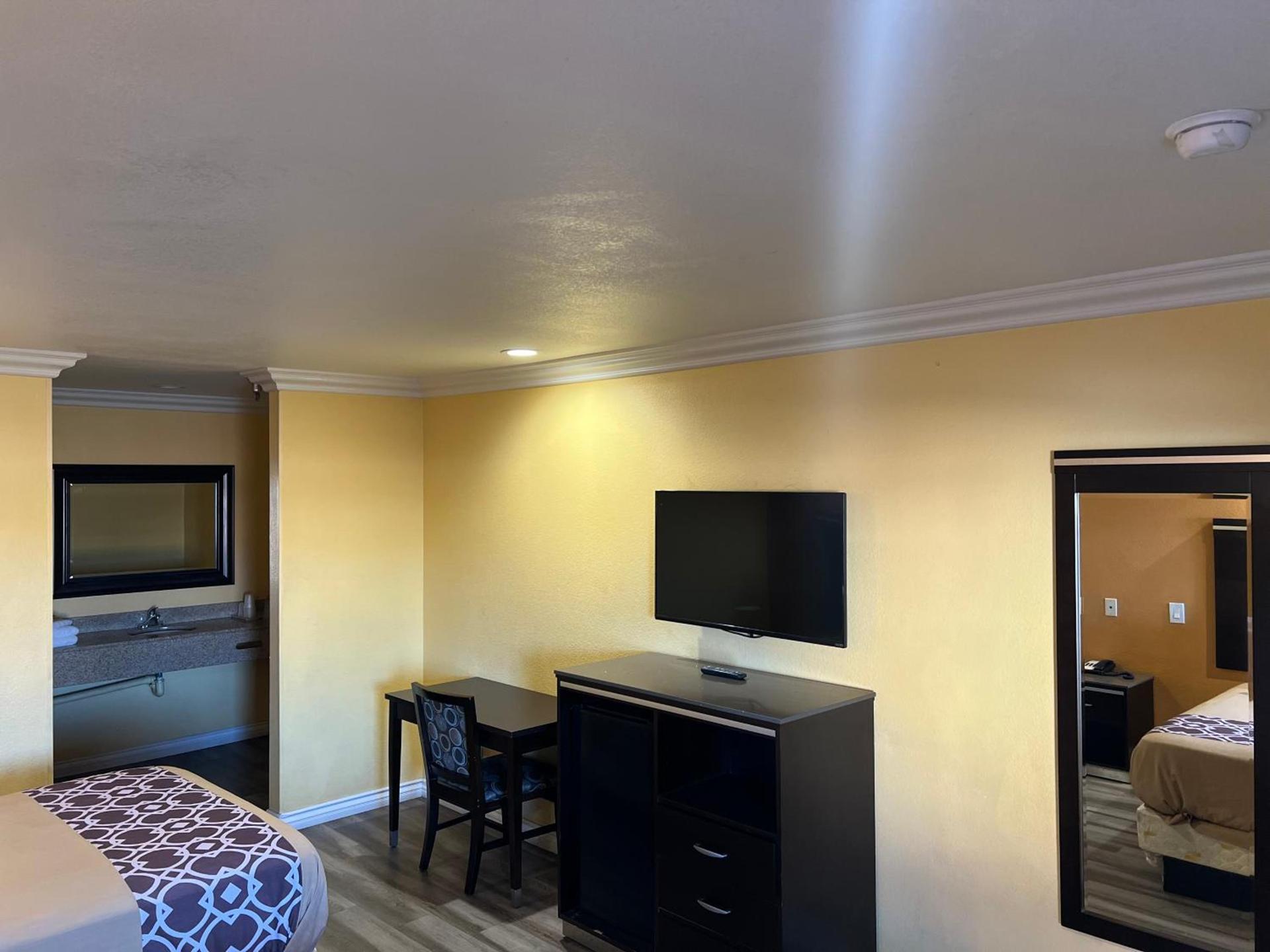 Industry Inn & Suites photo 25
