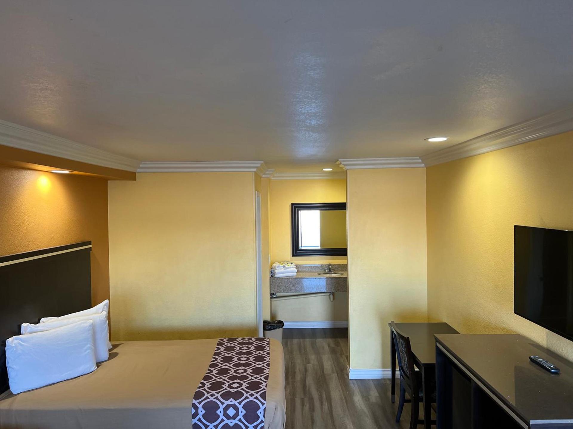 Industry Inn & Suites photo 26