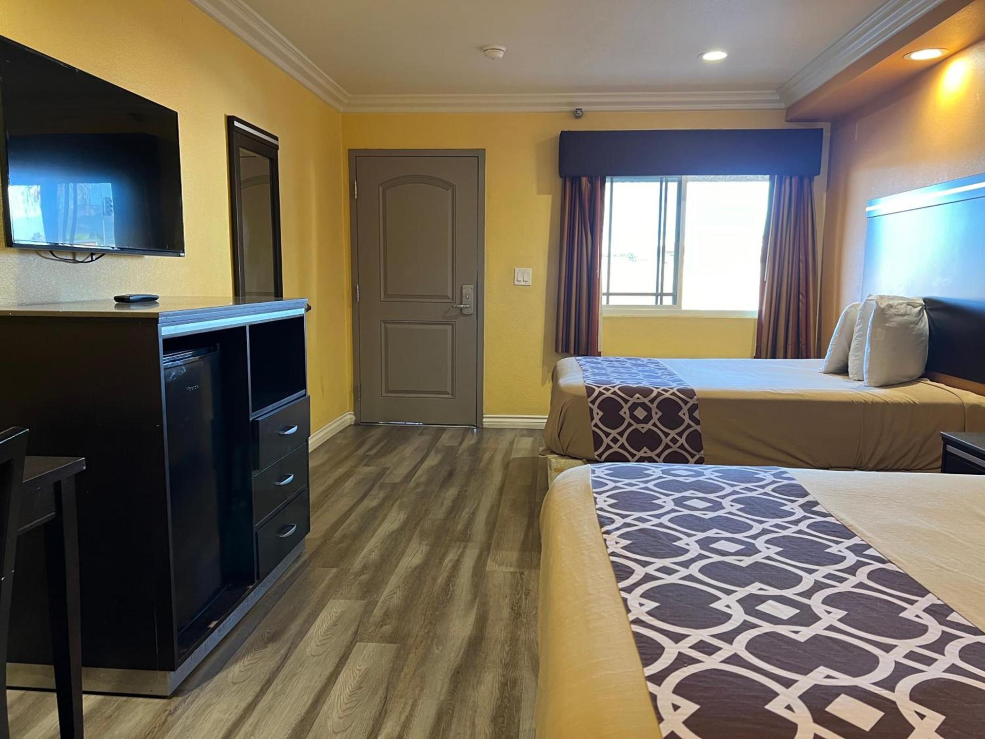 Industry Inn & Suites photo 28