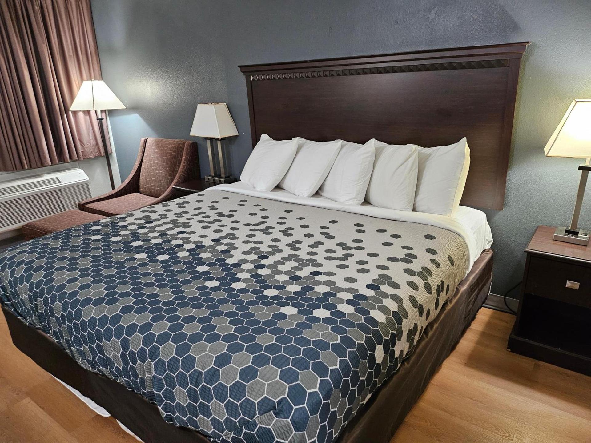 Econo Lodge Biltmore photo 11