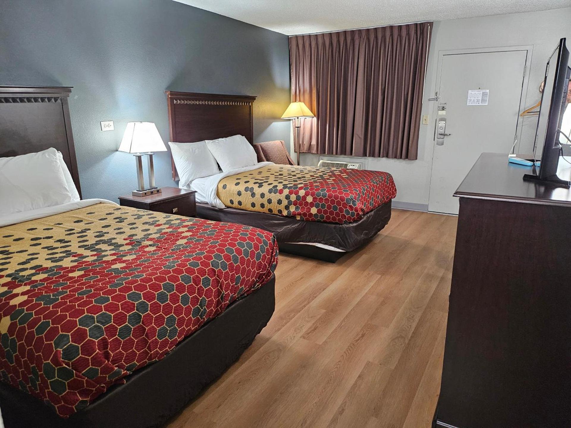 Econo Lodge Biltmore photo 12