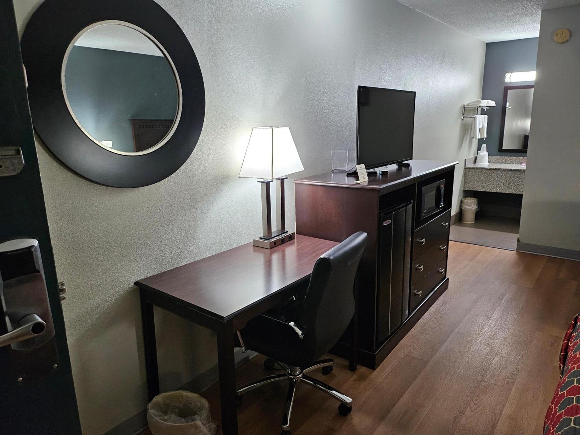 Econo Lodge Biltmore photo 16