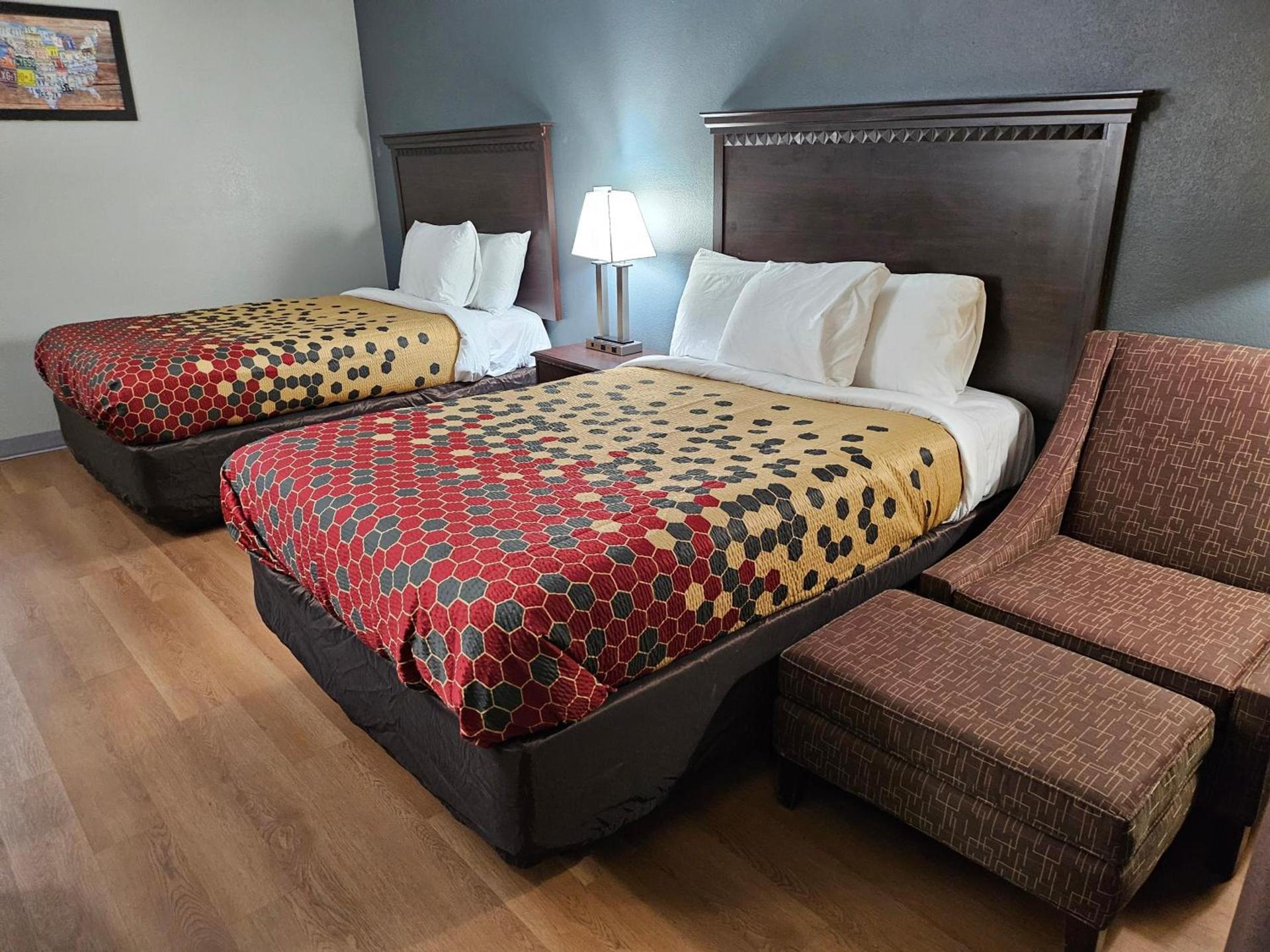 Econo Lodge Biltmore photo 14