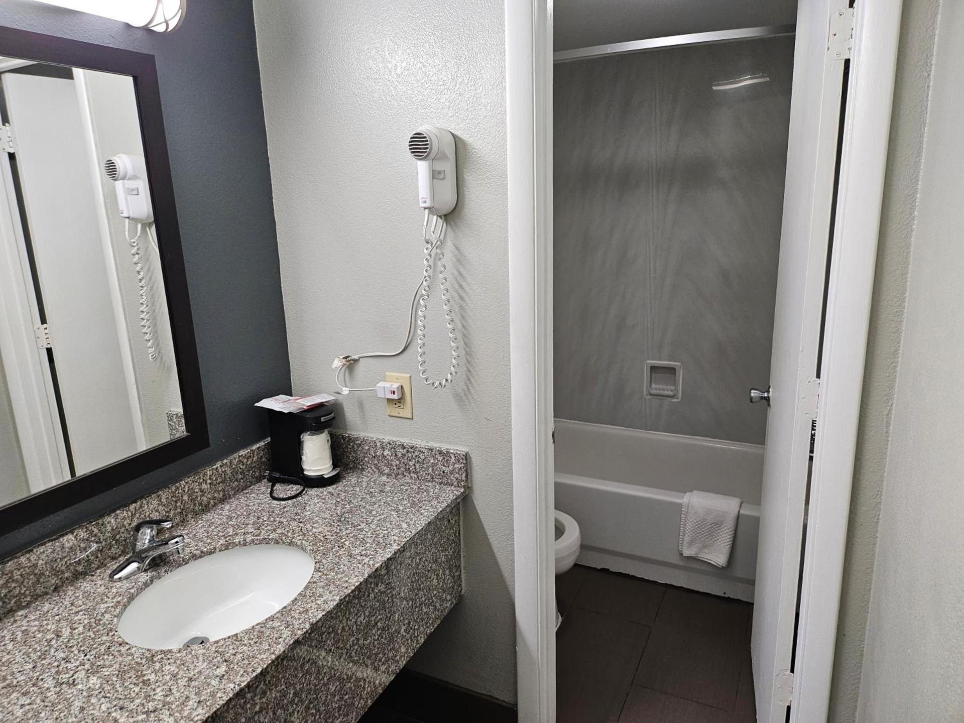 Econo Lodge Biltmore photo 13