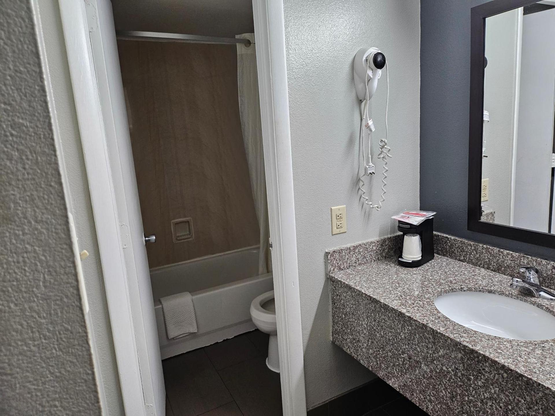 Econo Lodge Biltmore photo 17