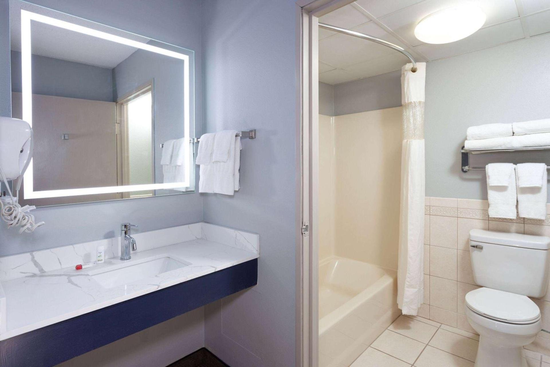 AmericInn by Wyndham Peoria photo 33