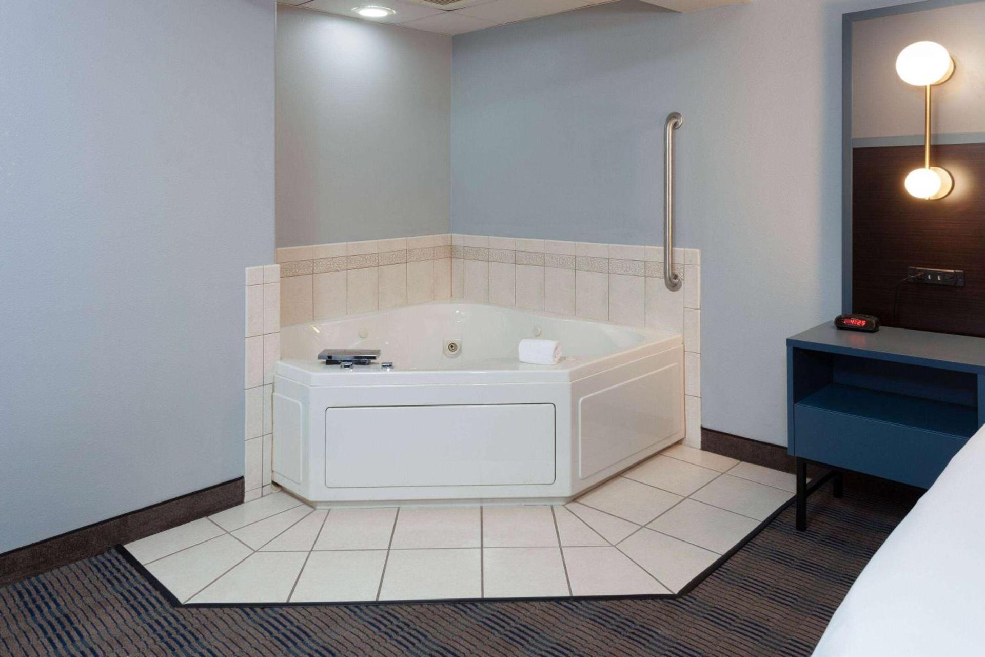 AmericInn by Wyndham Peoria photo 17