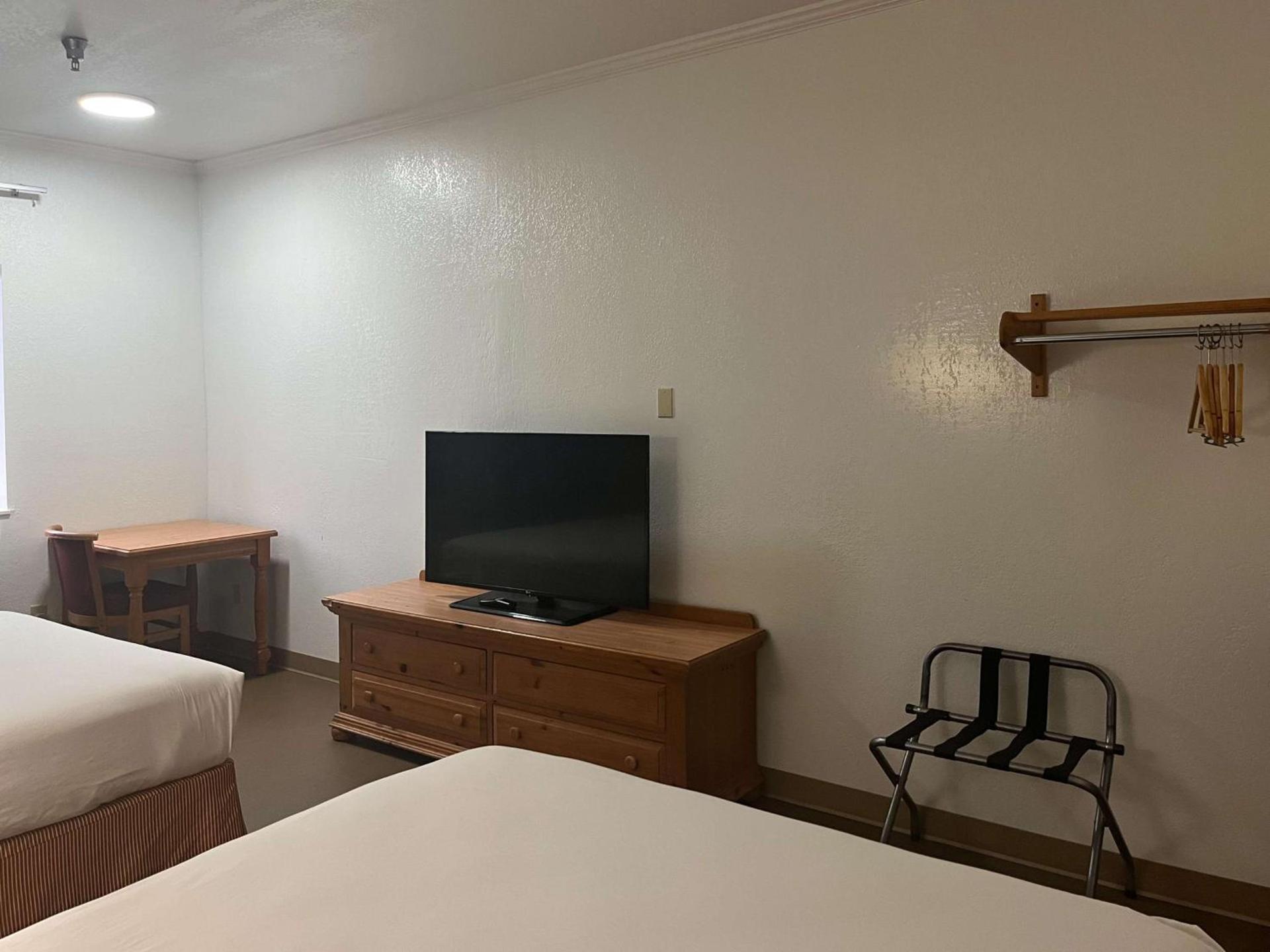 Motel 6 Portland, IN photo 9
