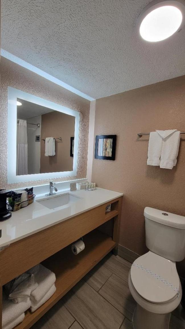 Clarion Hotel & Conference Center Lansing West photo 7