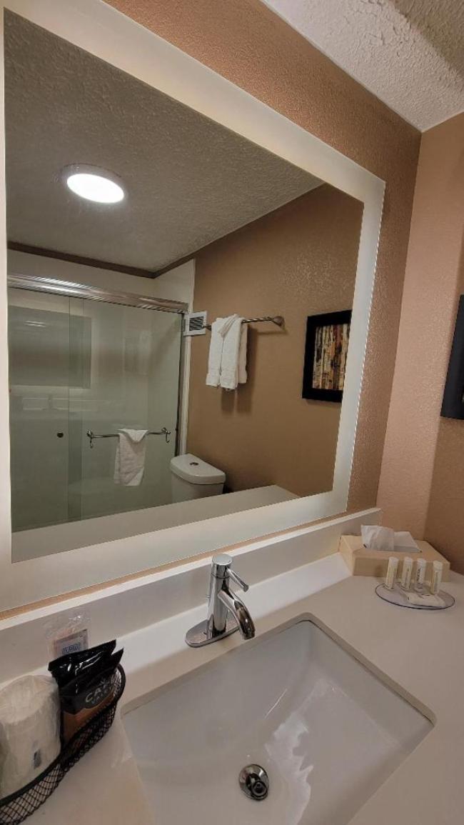 Clarion Hotel & Conference Center Lansing West photo 8