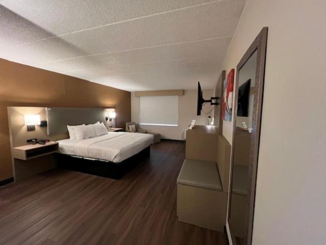 Clarion Hotel & Conference Center Lansing West photo 9