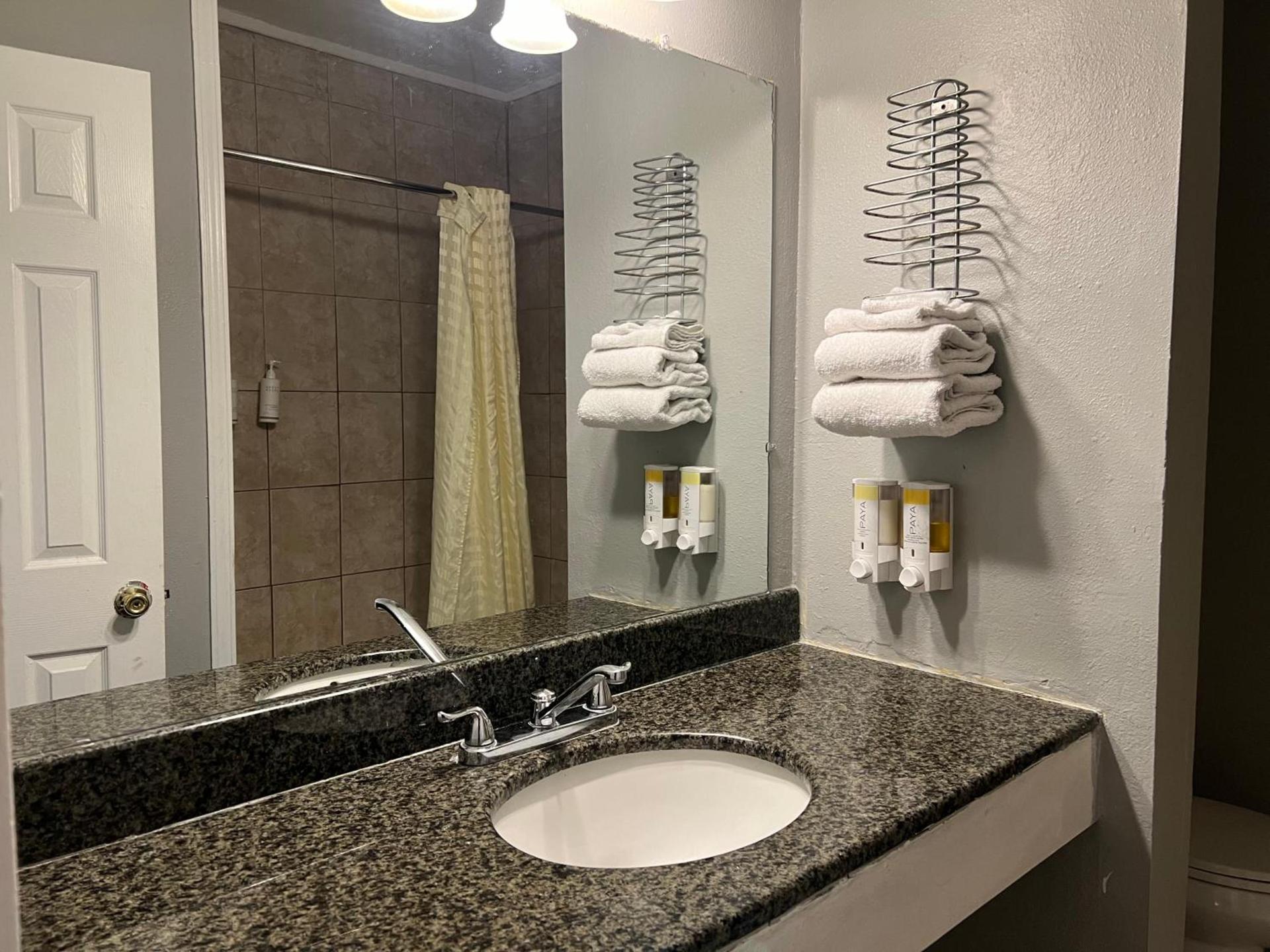 Hometown Inn North Hills photo 3