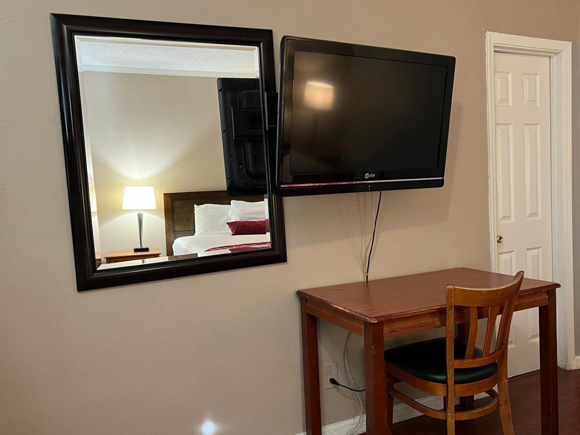 Hometown Inn North Hills photo 4