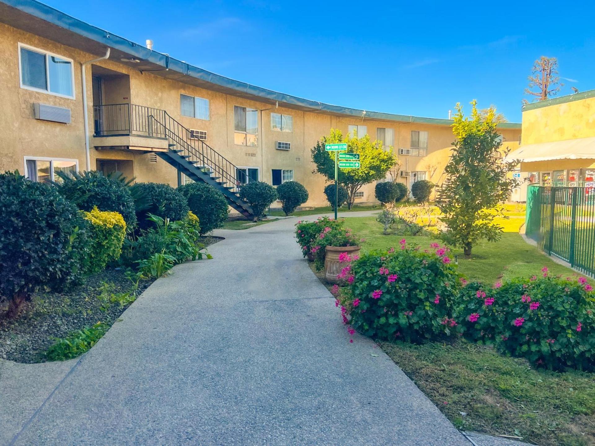 Hometown Inn North Hills — hotel in North Hills
