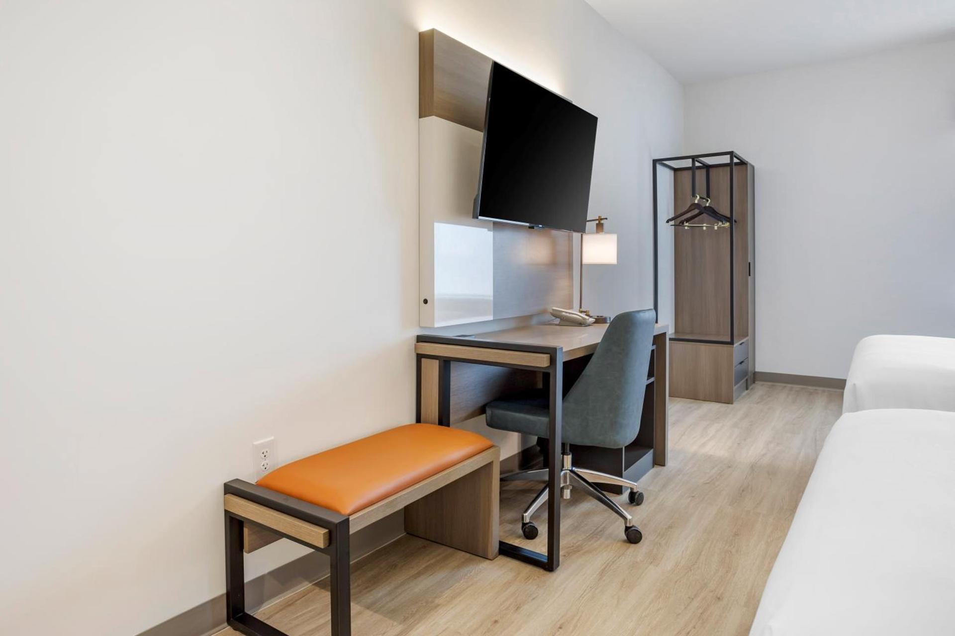 Comfort Inn & Suites Newark Liberty International Airport photo 74
