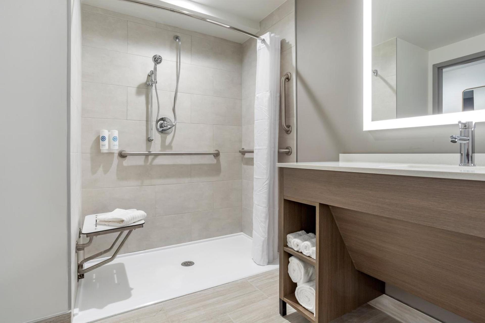 Comfort Inn & Suites Newark Liberty International Airport photo 83