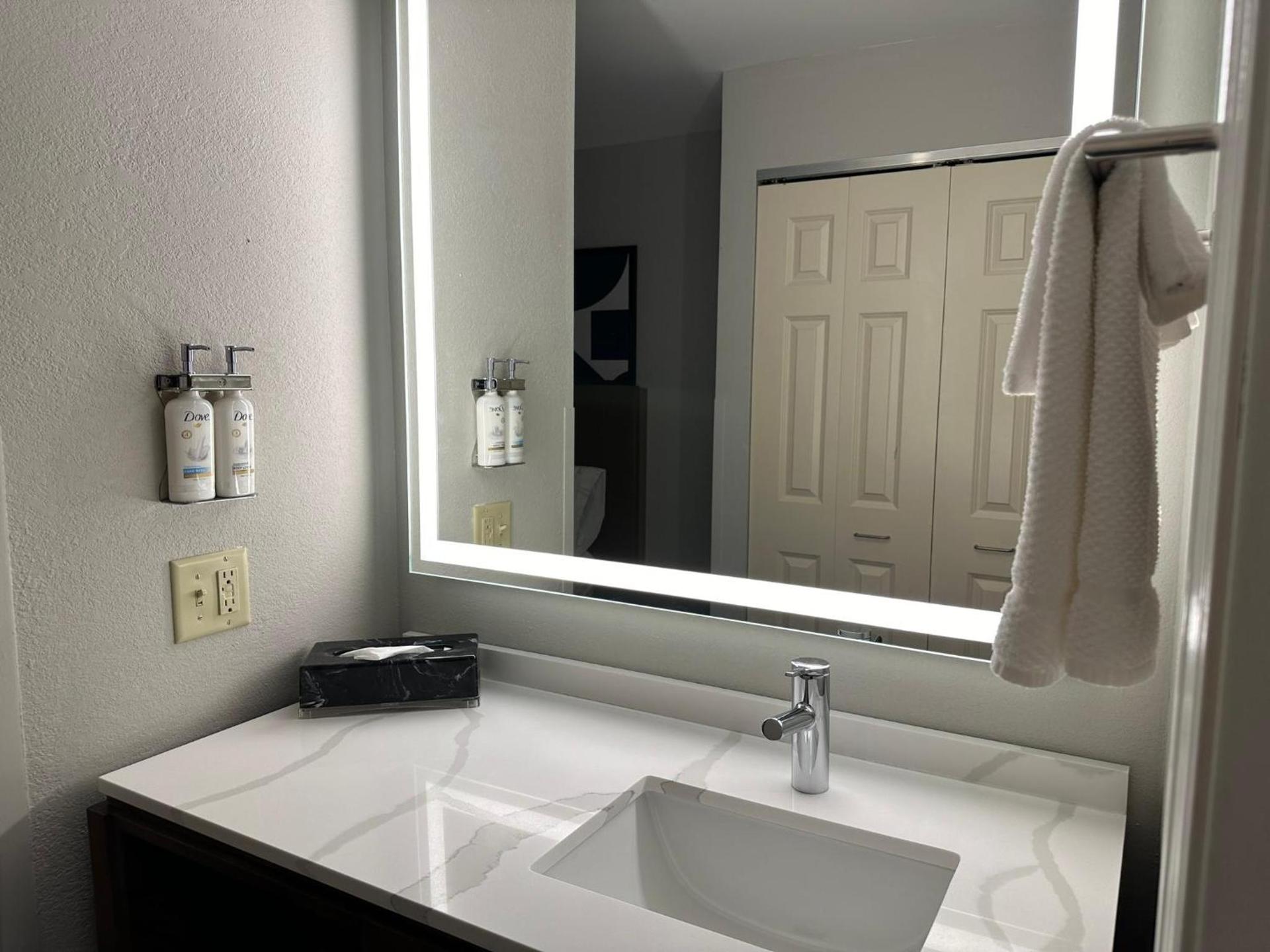 Staybridge Suites Milwaukee West-Oconomowoc by IHG photo 51