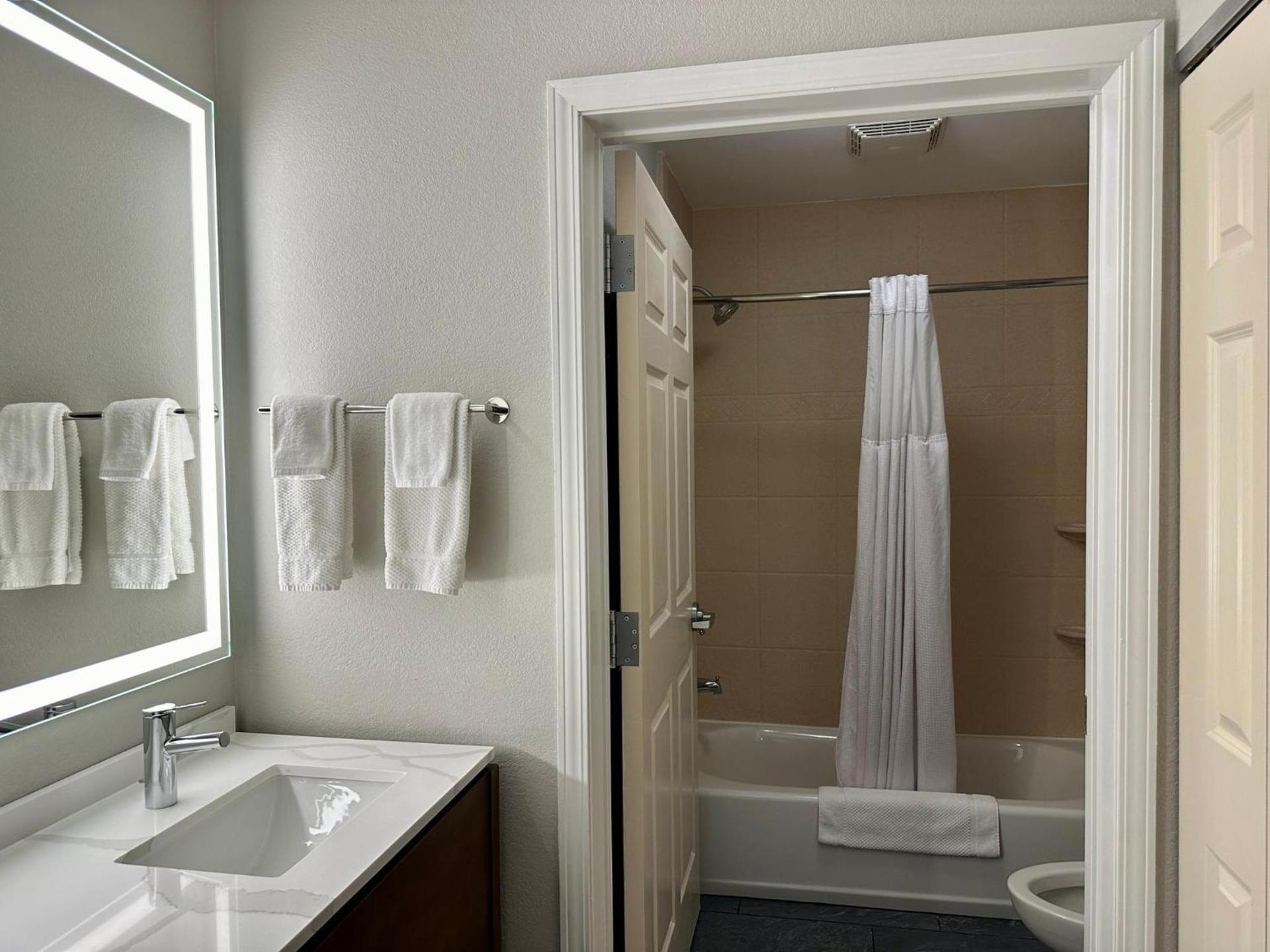 Staybridge Suites Milwaukee West-Oconomowoc by IHG photo 41