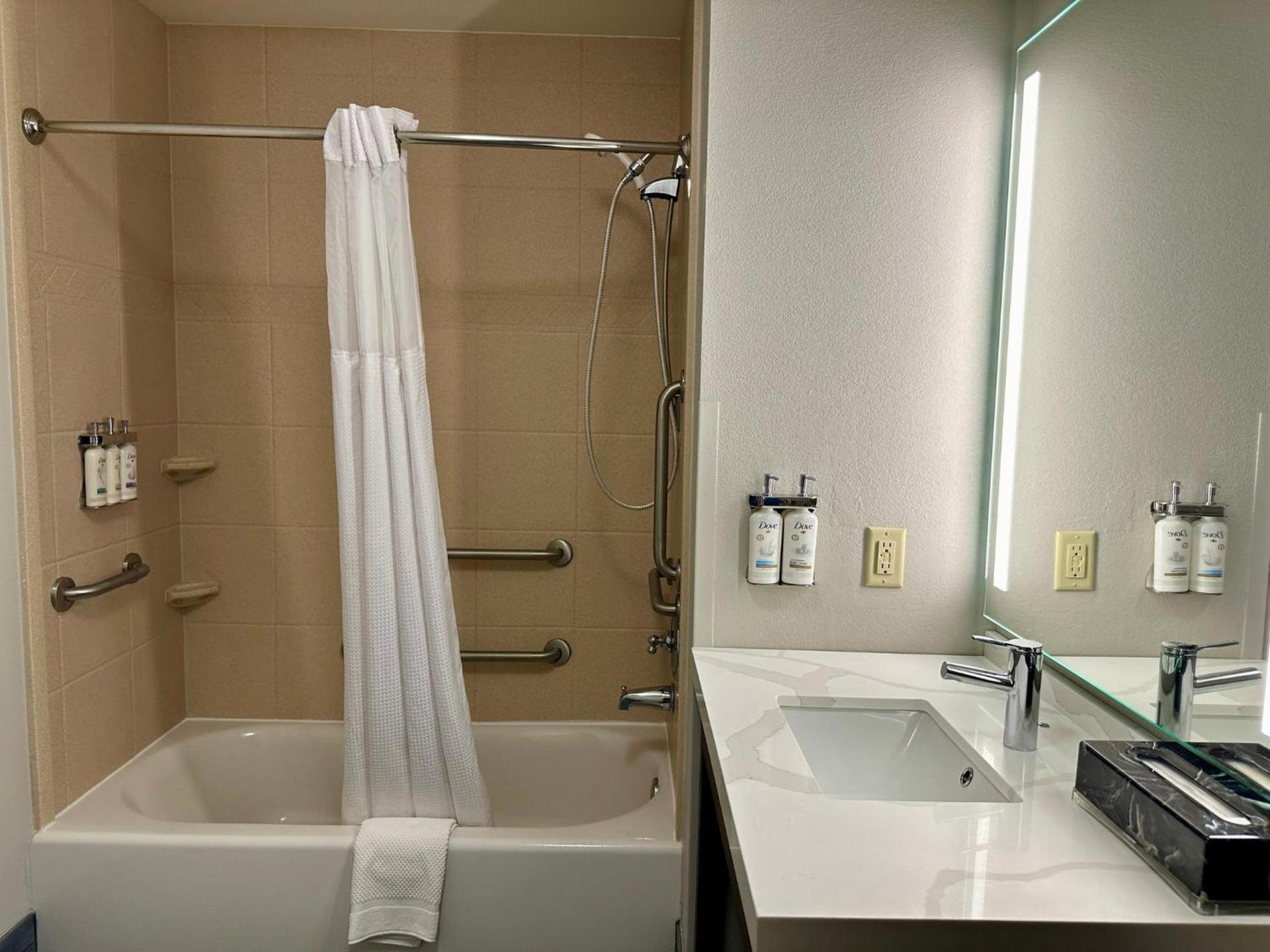 Staybridge Suites Milwaukee West-Oconomowoc by IHG photo 43