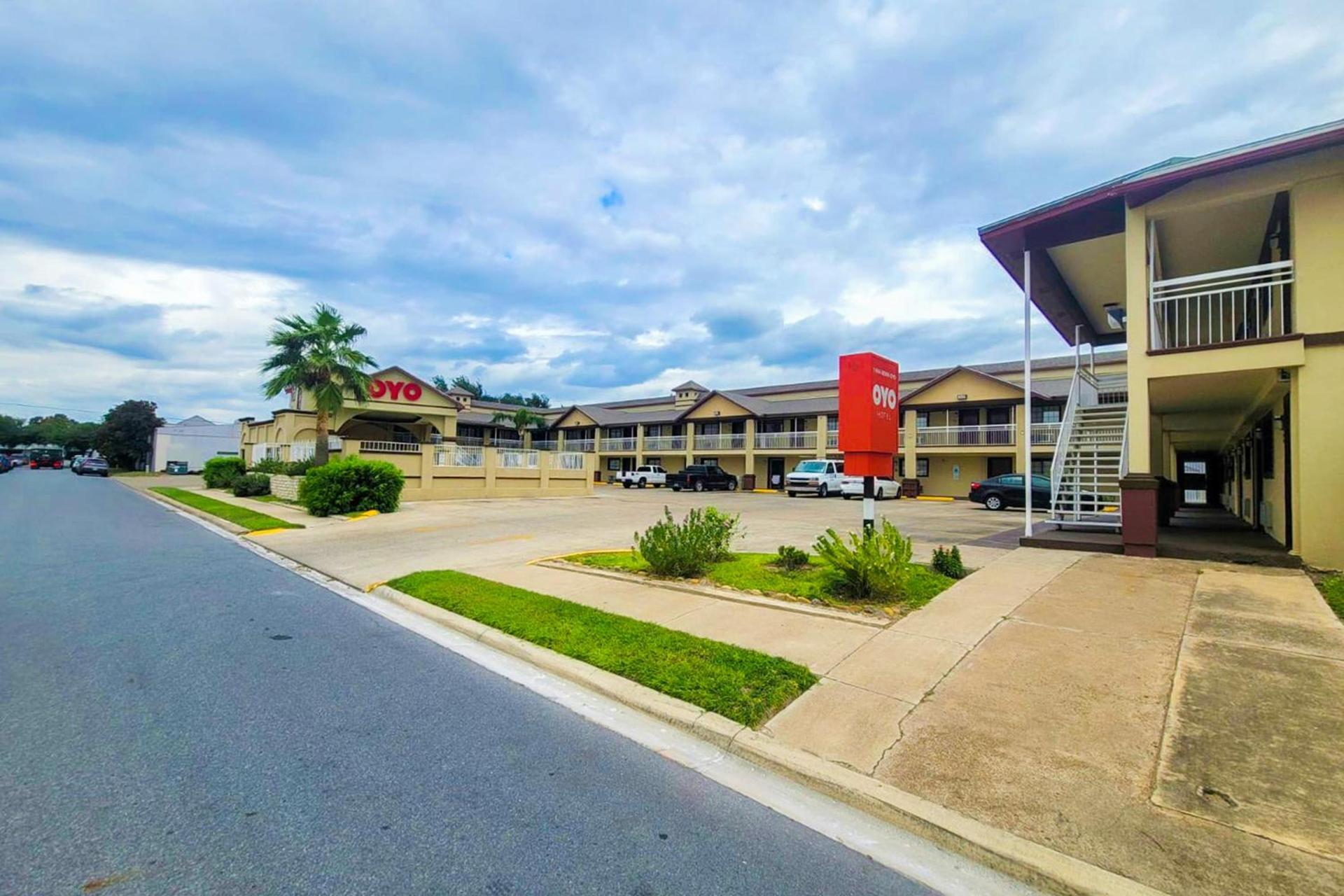 OYO Hotel McAllen Airport South photo 69