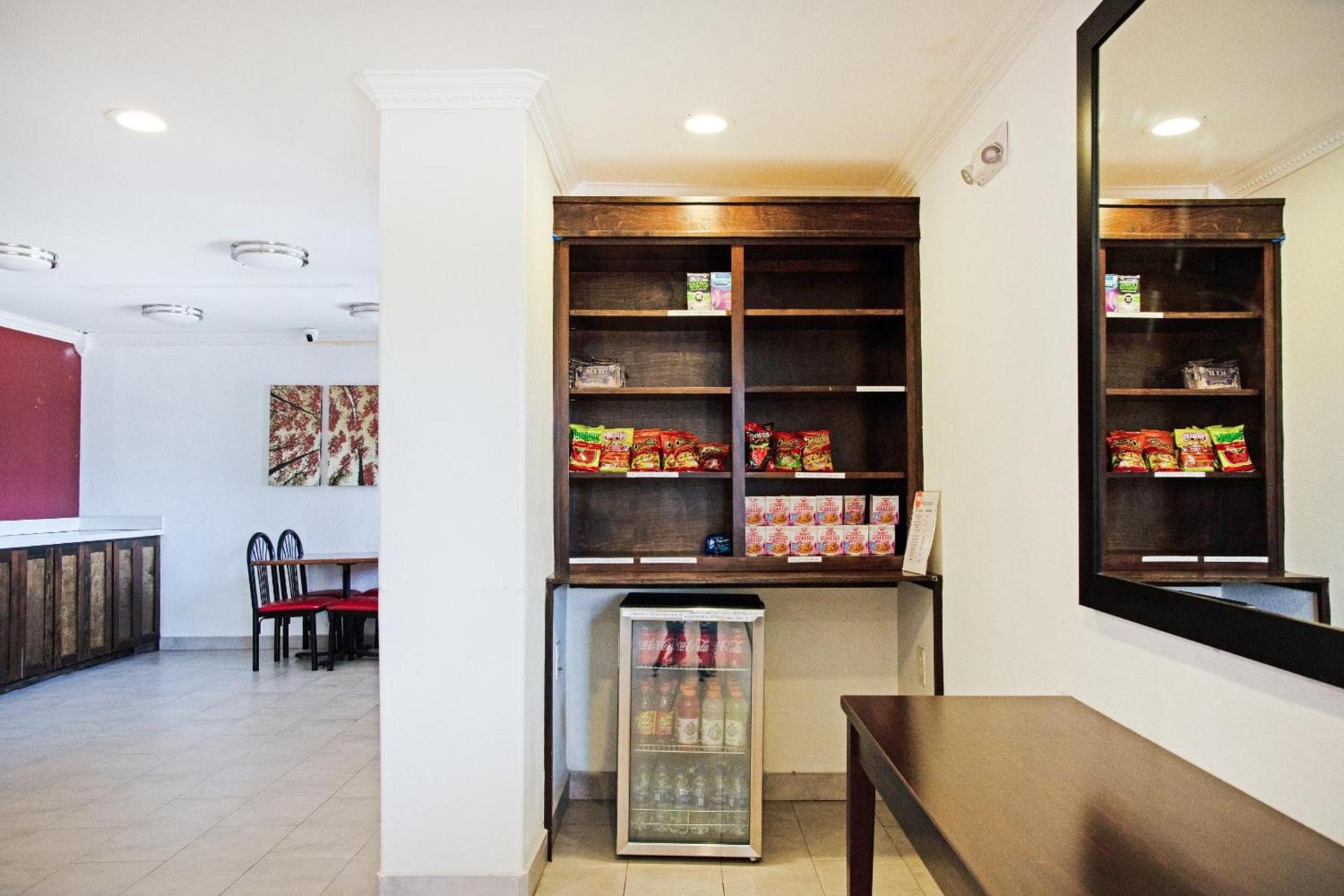 OYO Hotel McAllen Airport South photo 84