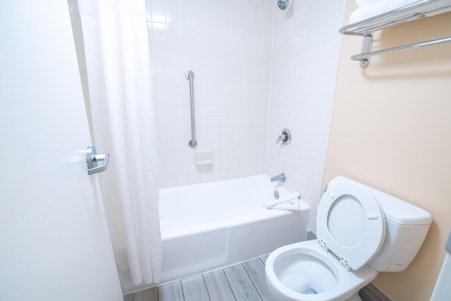 Quality Inn Palm Beach International Airport photo 25